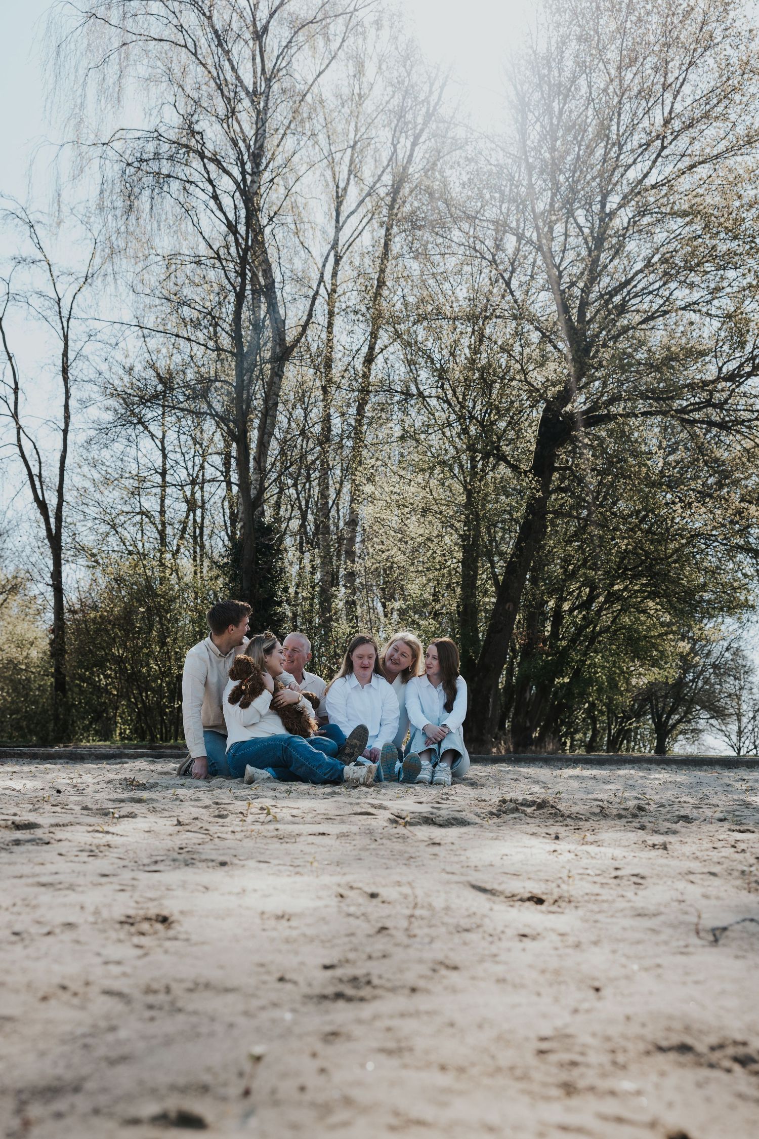 Ongeposeerd familiemoment dat liefde, verbinding en echtheid vastlegt.
