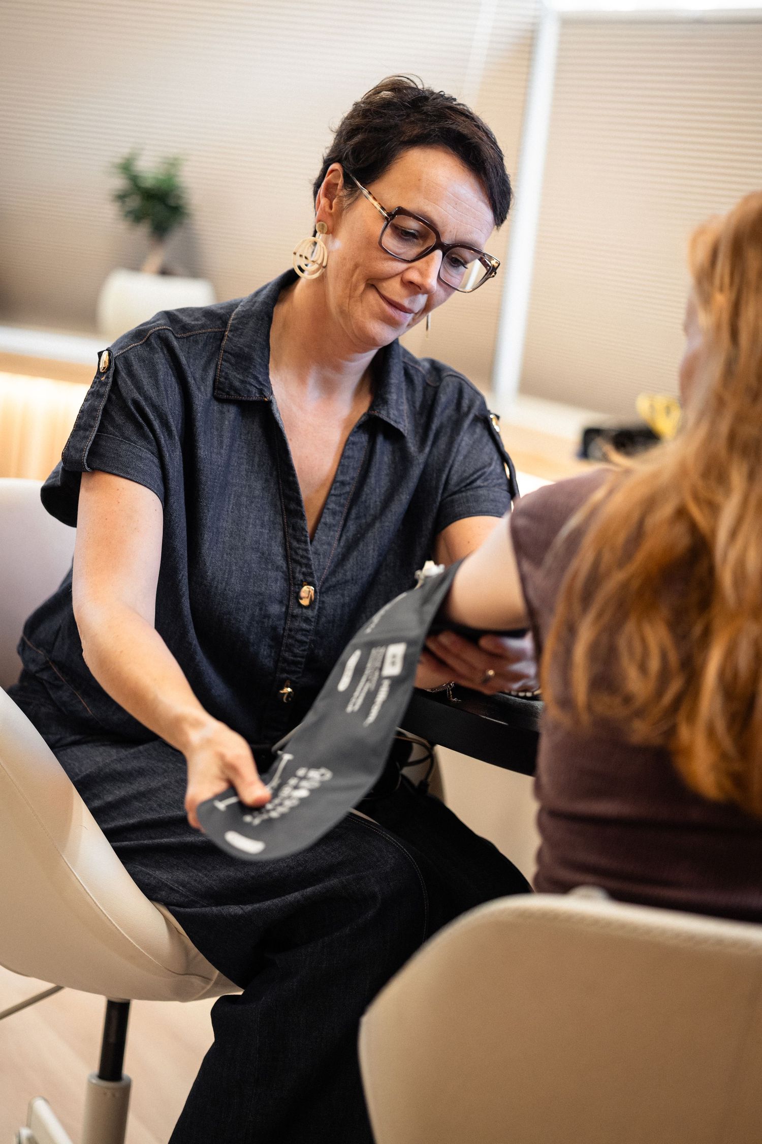 Documentaire weergave van een zakelijk evenement met spontane interacties.