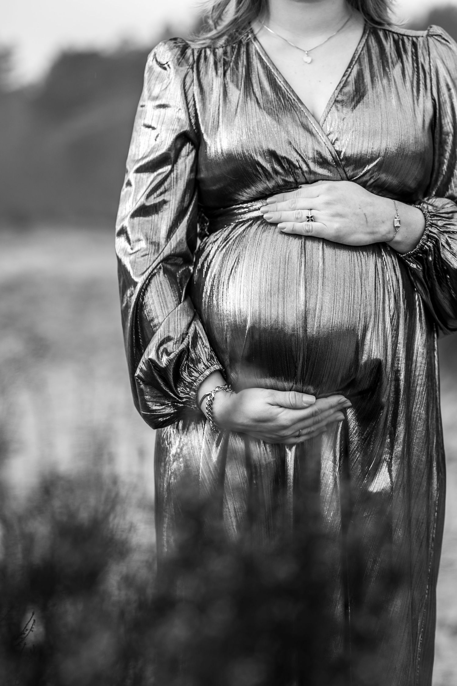 Intiem documentaire moment van een zwangere vrouw in natuurlijke setting.