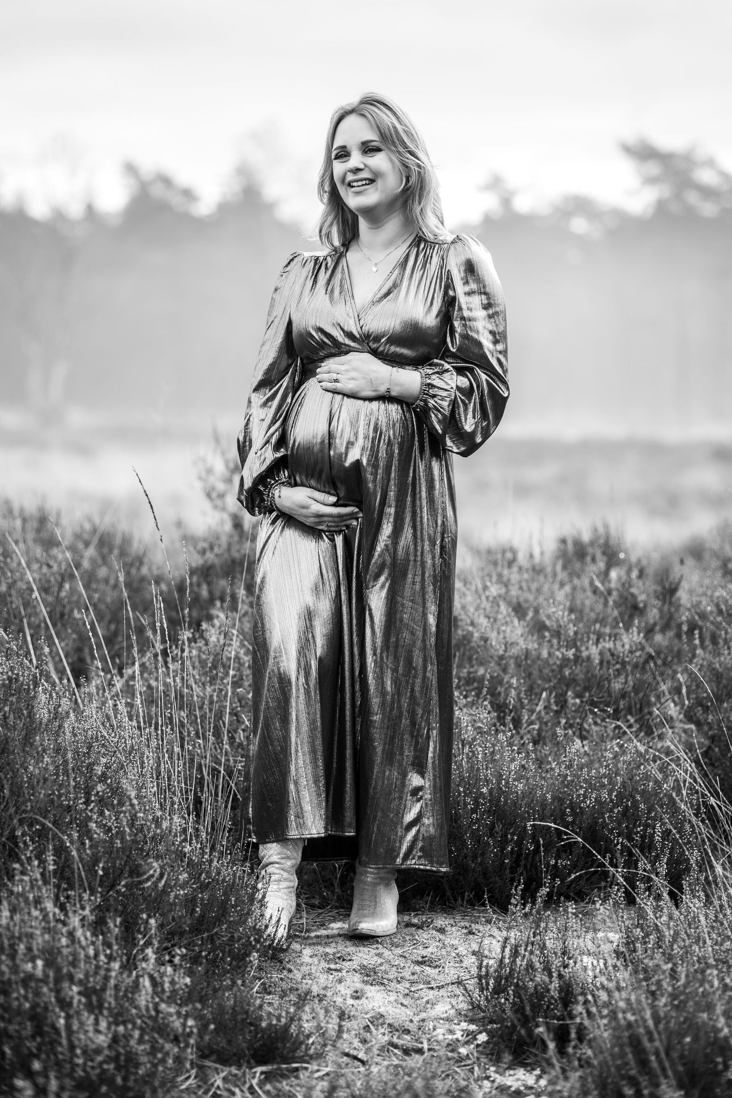 Intiem documentaire moment van een zwangere vrouw in natuurlijke setting.