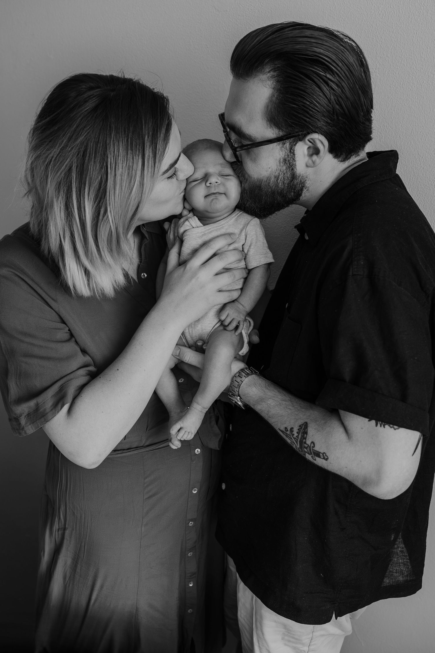 Pure newbornfoto van een pasgeboren baby in een warme, huiselijke omgeving.