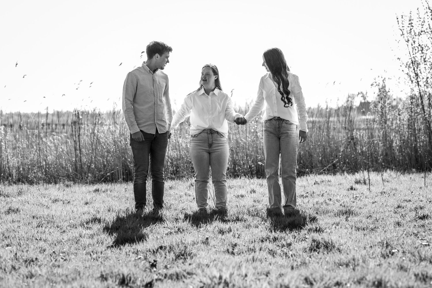 Ongeposeerd familiemoment dat liefde, verbinding en echtheid vastlegt.