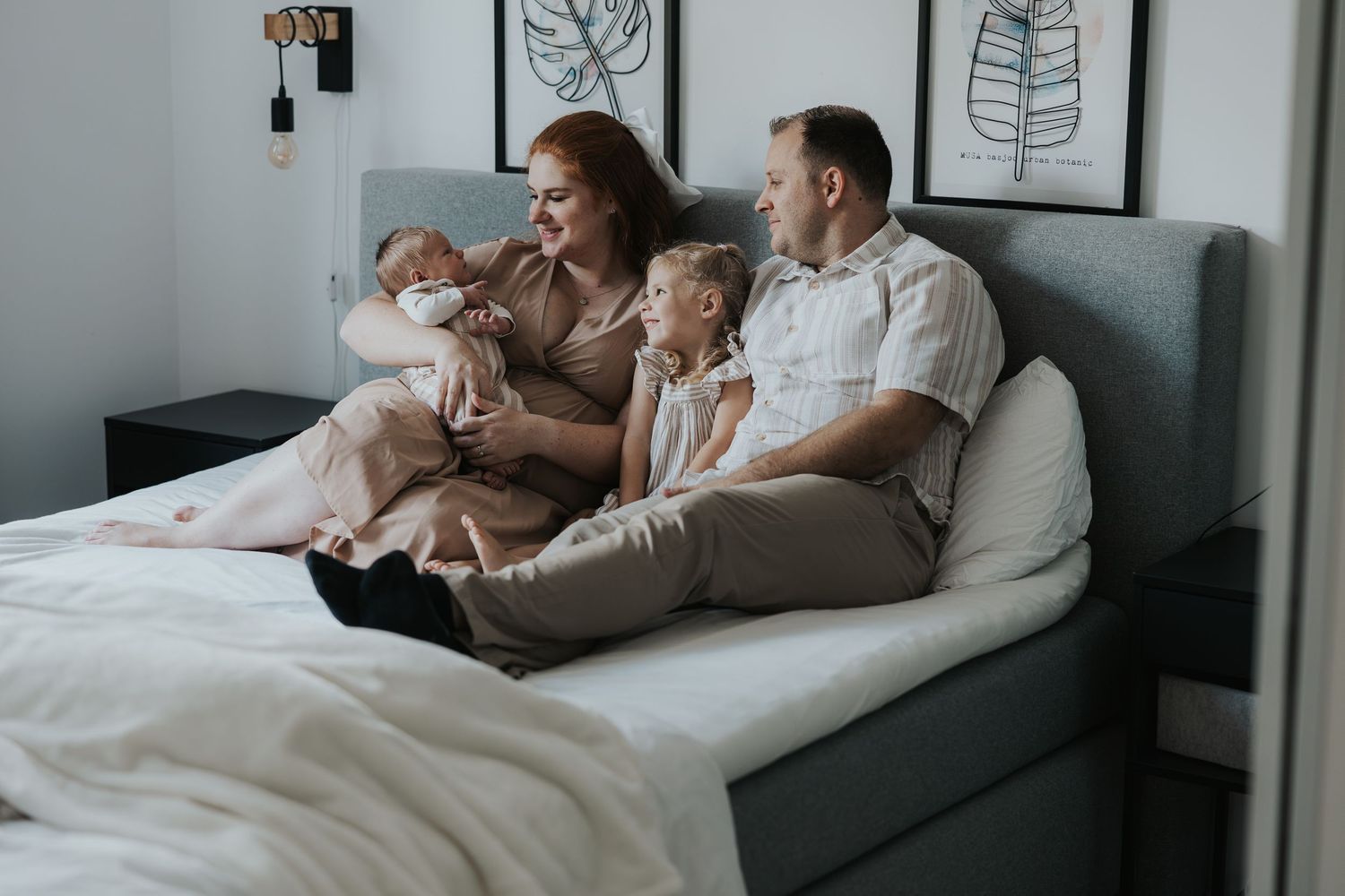 Pure newbornfoto van een pasgeboren baby in een warme, huiselijke omgeving.