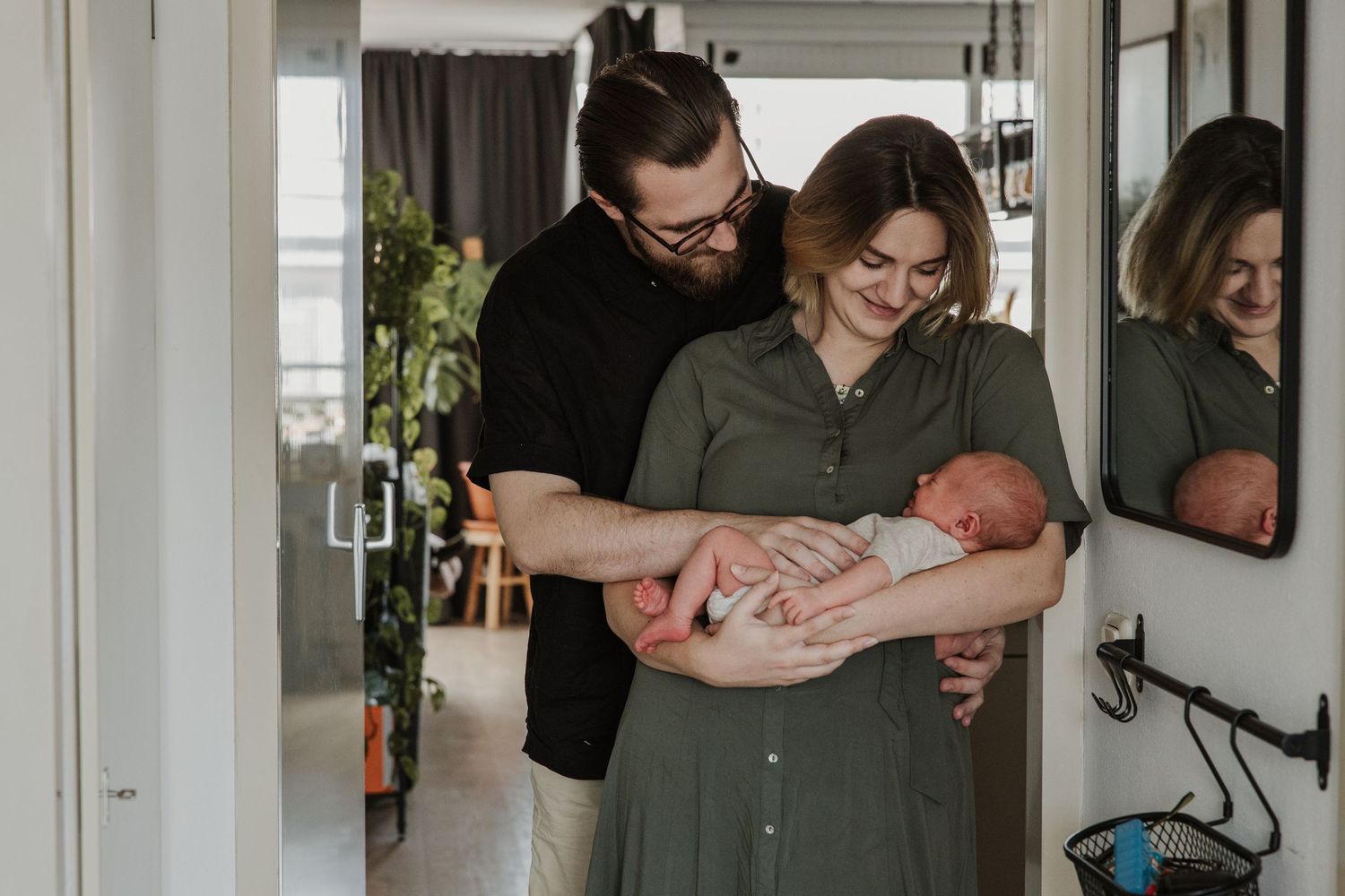 Pure newbornfoto van een pasgeboren baby in een warme, huiselijke omgeving.