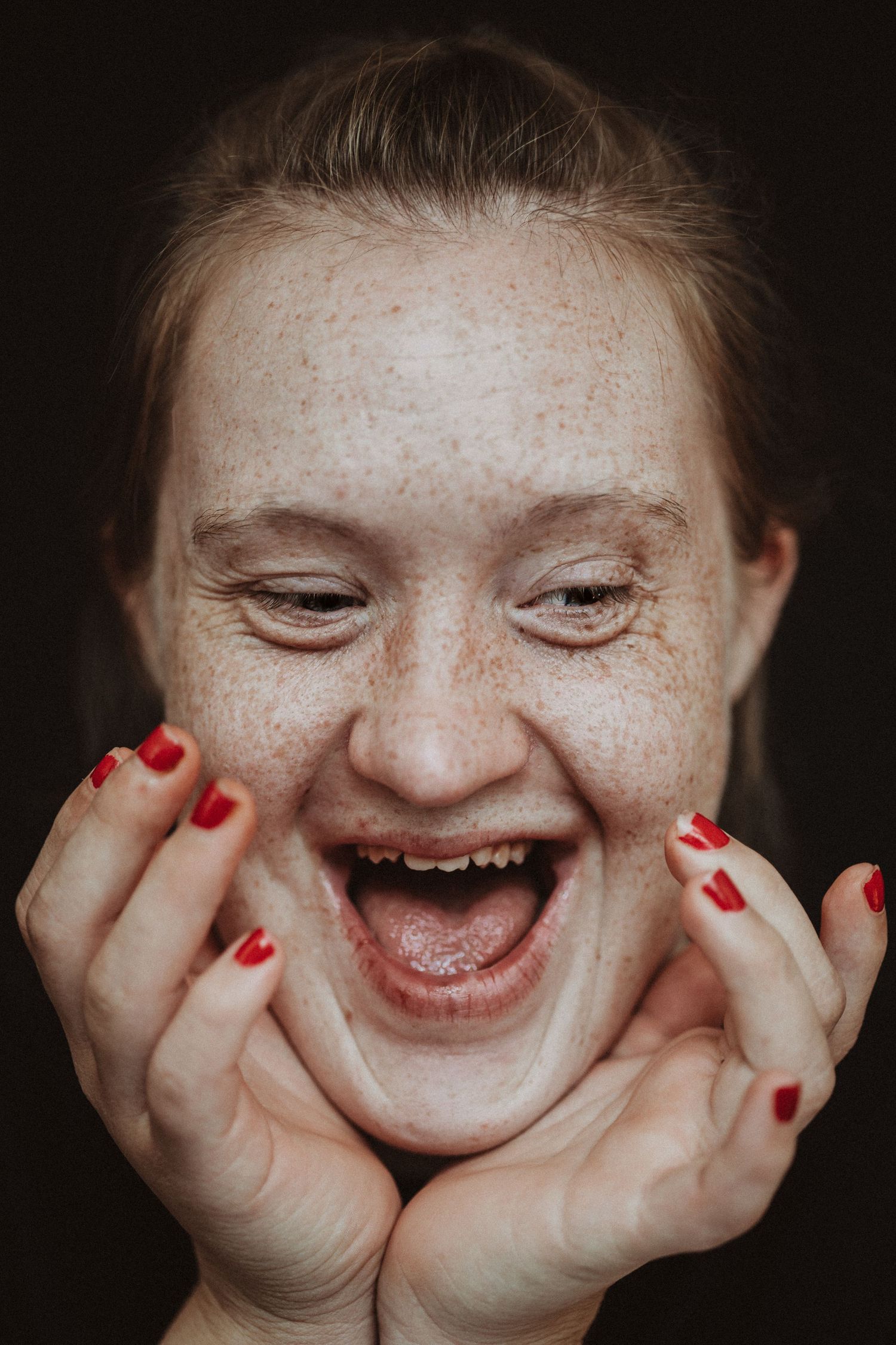 Ongestuurd portret dat de persoonlijkheid en emotie van de geportretteerde laat zien.