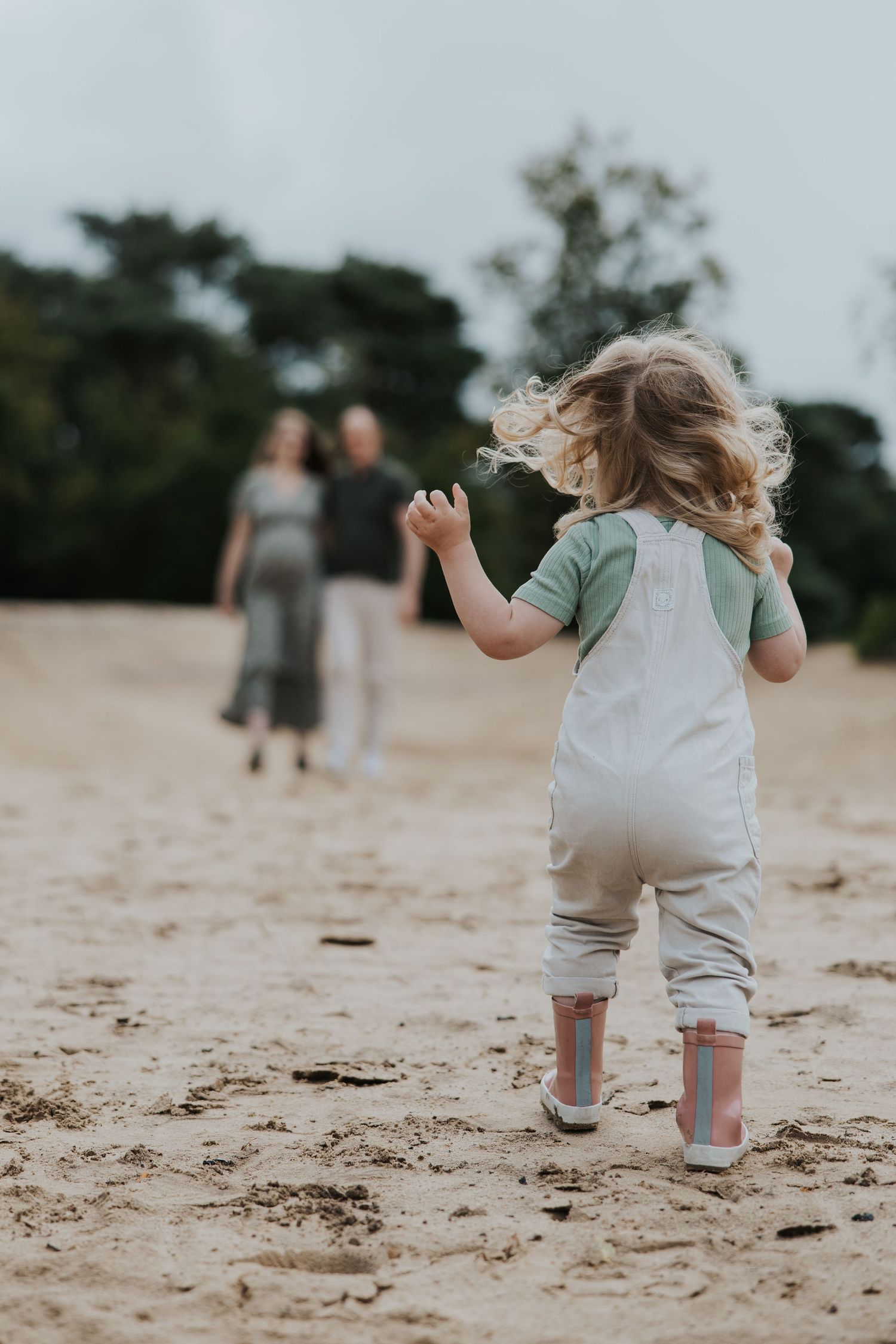 Intiem documentaire moment van een zwangere vrouw in natuurlijke setting.