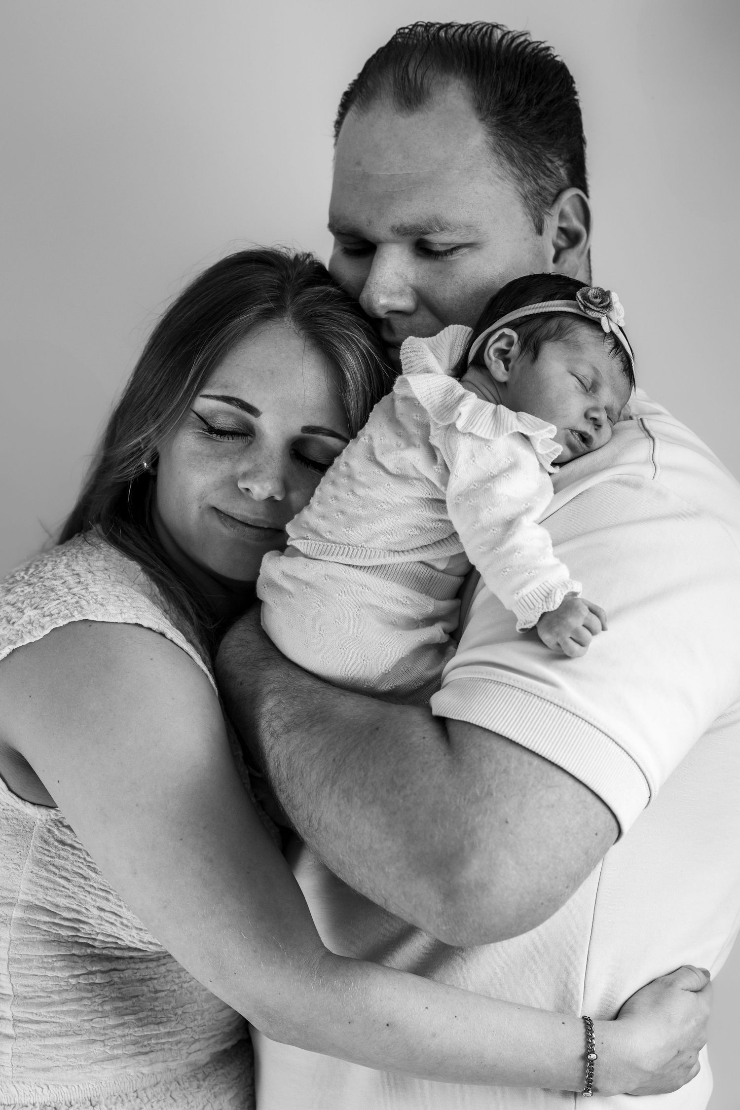 Pure newbornfoto van een pasgeboren baby in een warme, huiselijke omgeving.