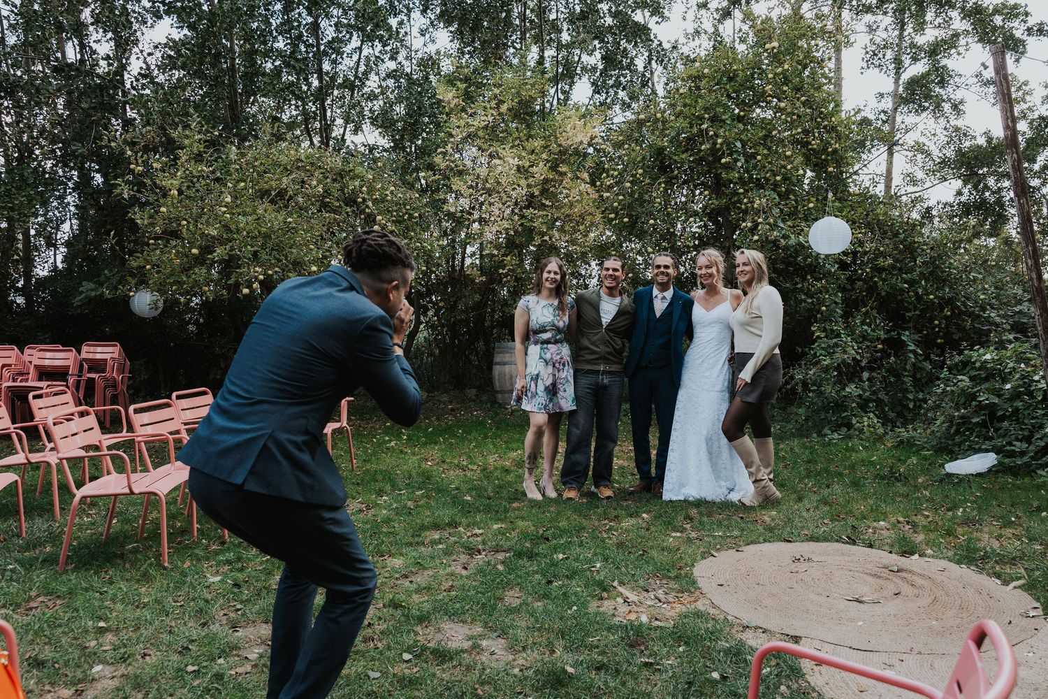 Documentaire trouwfoto die een spontaan moment van de bruiloft vastlegt.