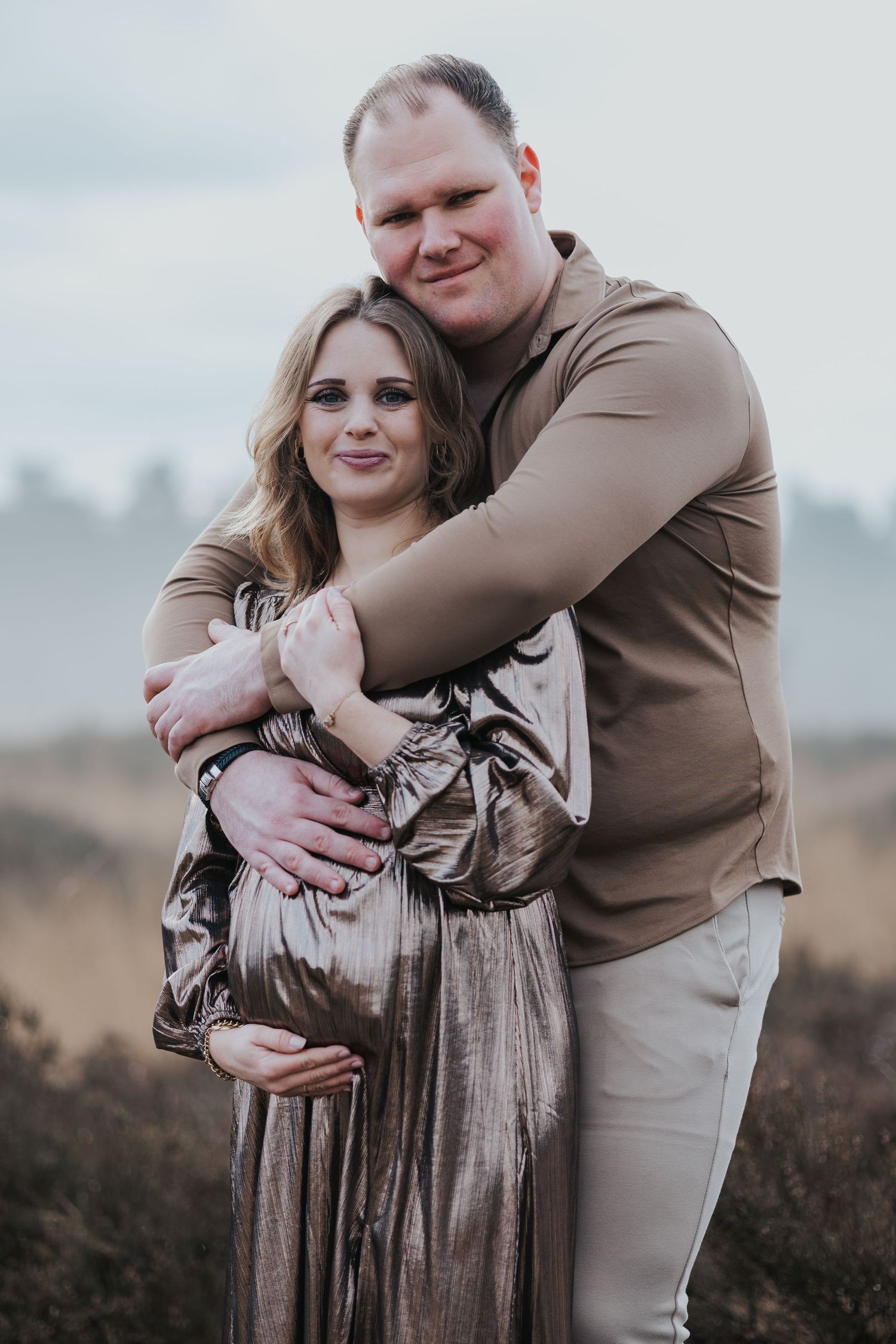 Intiem documentaire moment van een zwangere vrouw in natuurlijke setting.