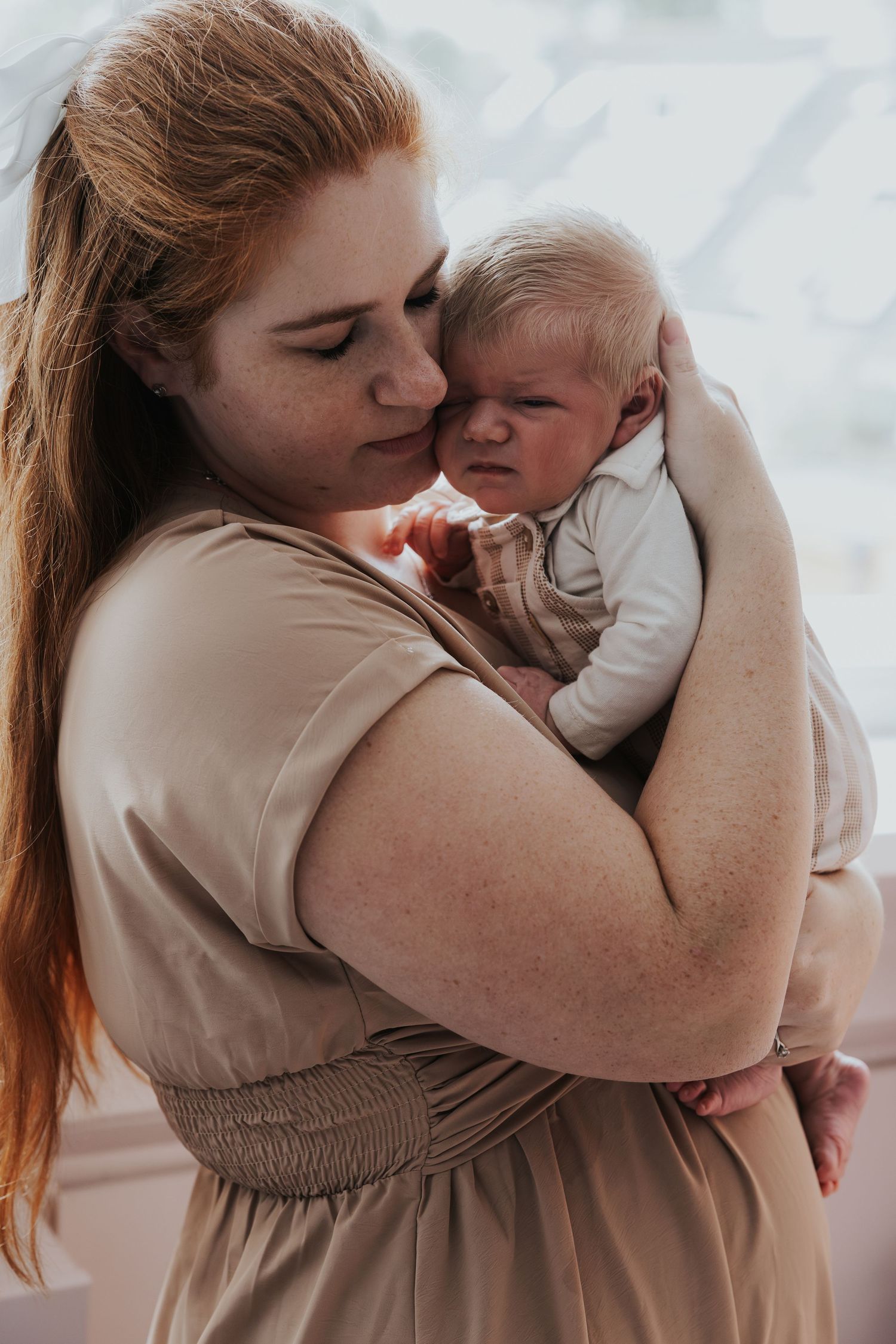 Pure newbornfoto van een pasgeboren baby in een warme, huiselijke omgeving.