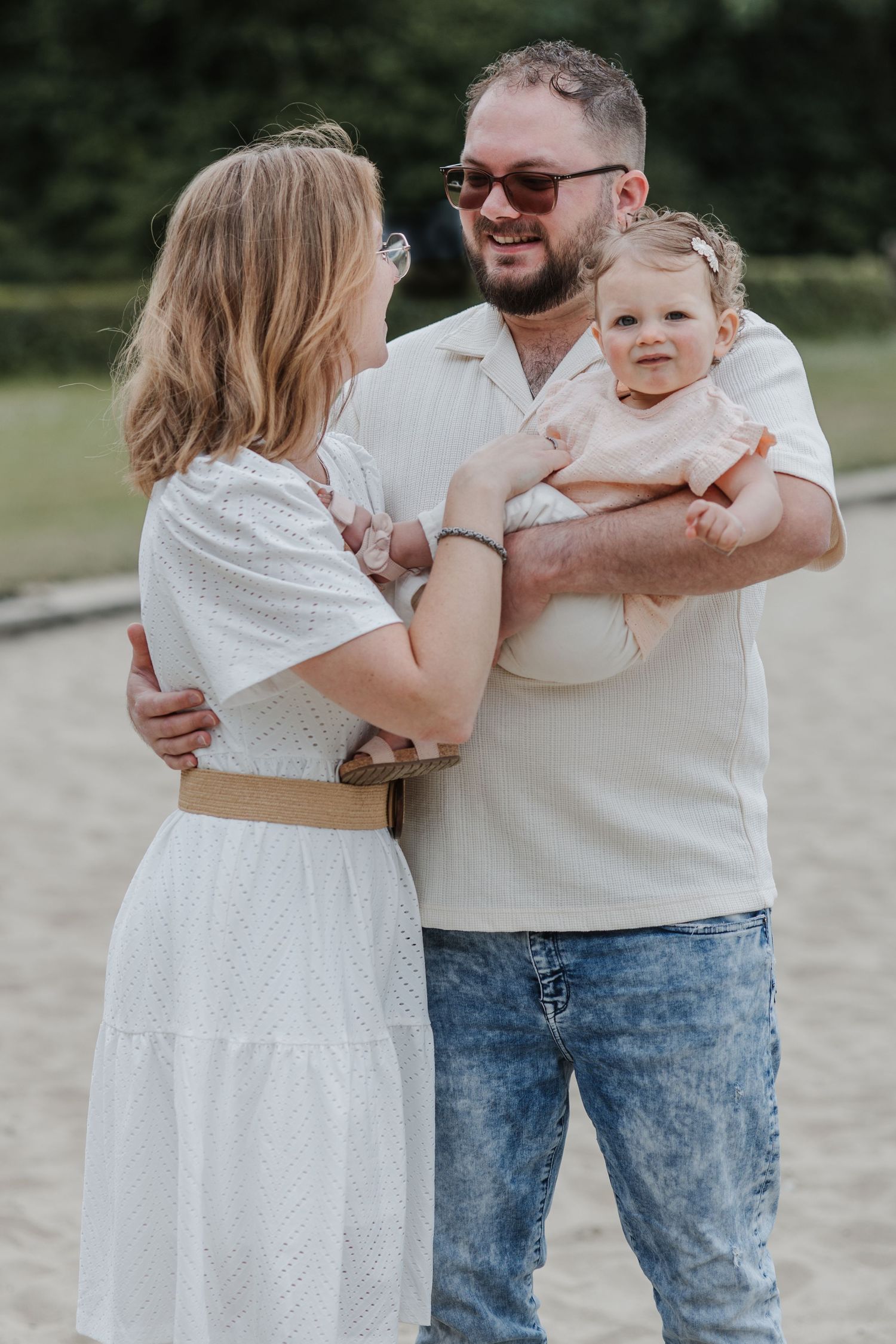 Ongeposeerd familiemoment dat liefde, verbinding en echtheid vastlegt.