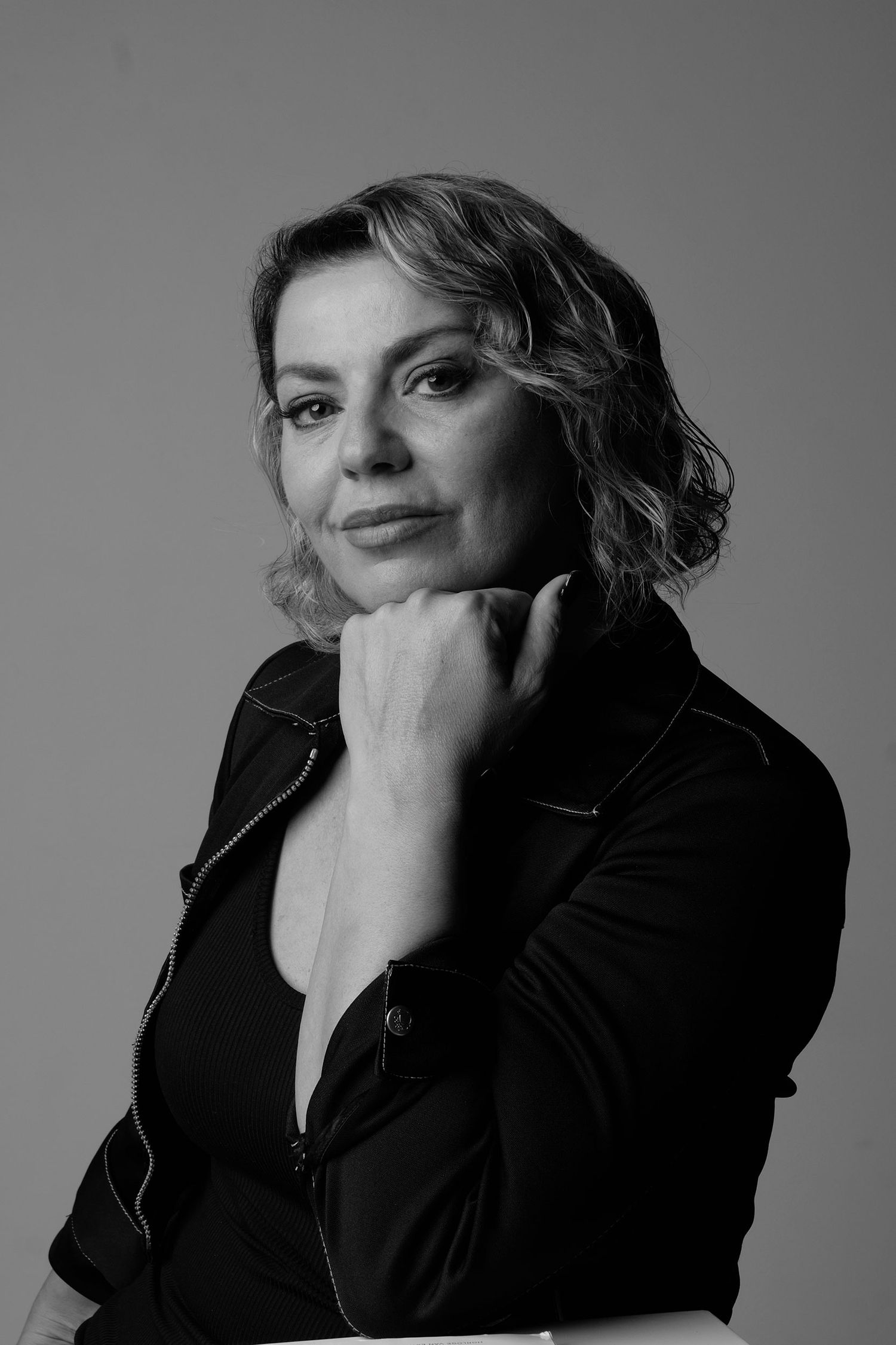 Professioneel zwart-wit portret van een vrouw, gemaakt in een studio in Limburg, België, met focus op expressie en licht.