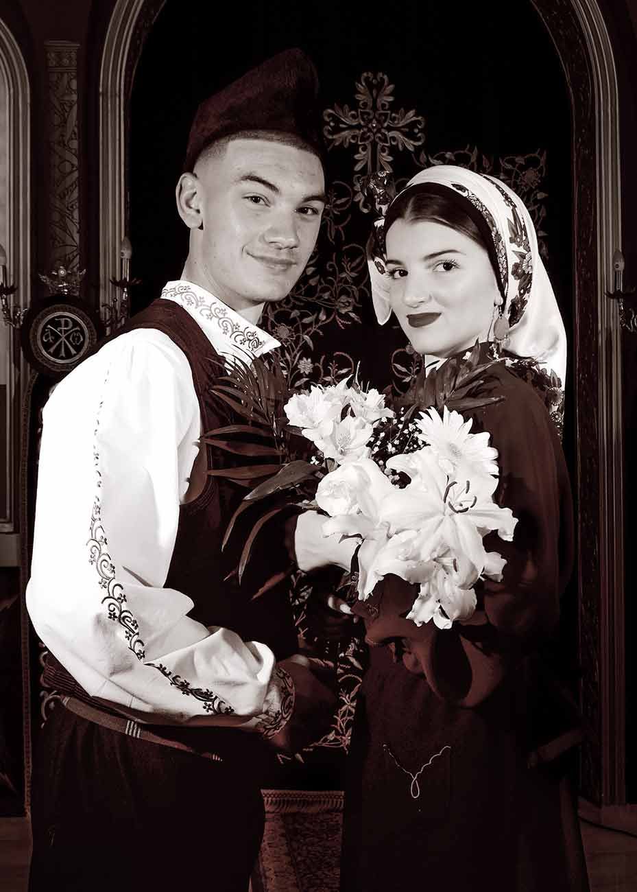 Sepiakleurig koppelportret in traditionele kledij, dat verbondenheid, erfgoed en gedeelde culturele identiteit symboliseert.