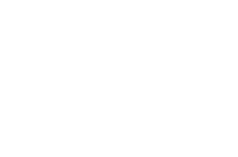 Een stijlvolle zwart-wit fotografie-logo-ontwerp met elegante typografie en een minimalistische compositie.