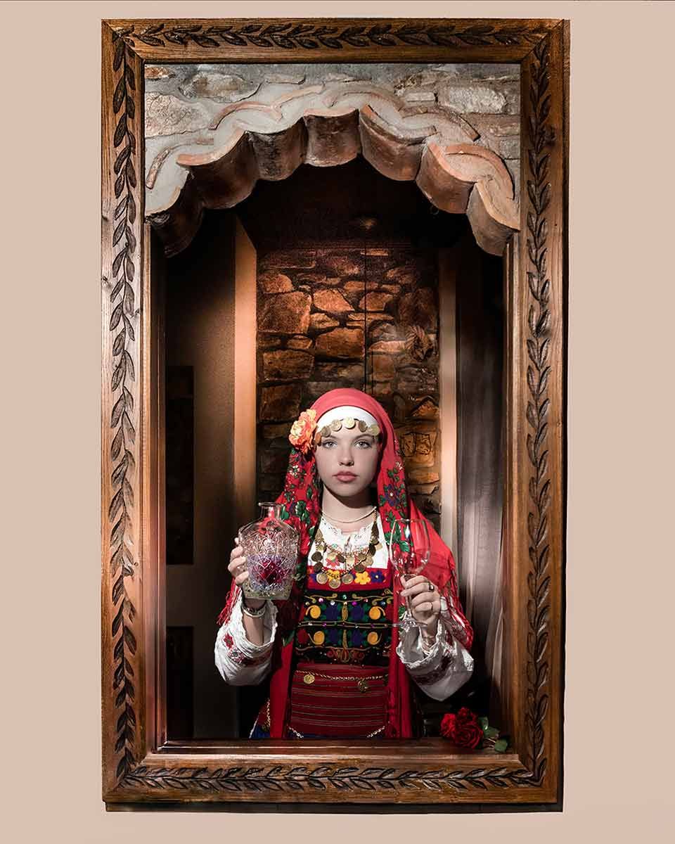 Ingelijst portret van een vrouw in traditionele kledij binnen een architecturale setting, waarin fine-art compositie en culturele symboliek