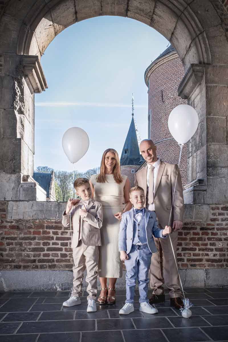 Familie- en communieportret onder een boog met elegante styling en tijdloze uitstraling.