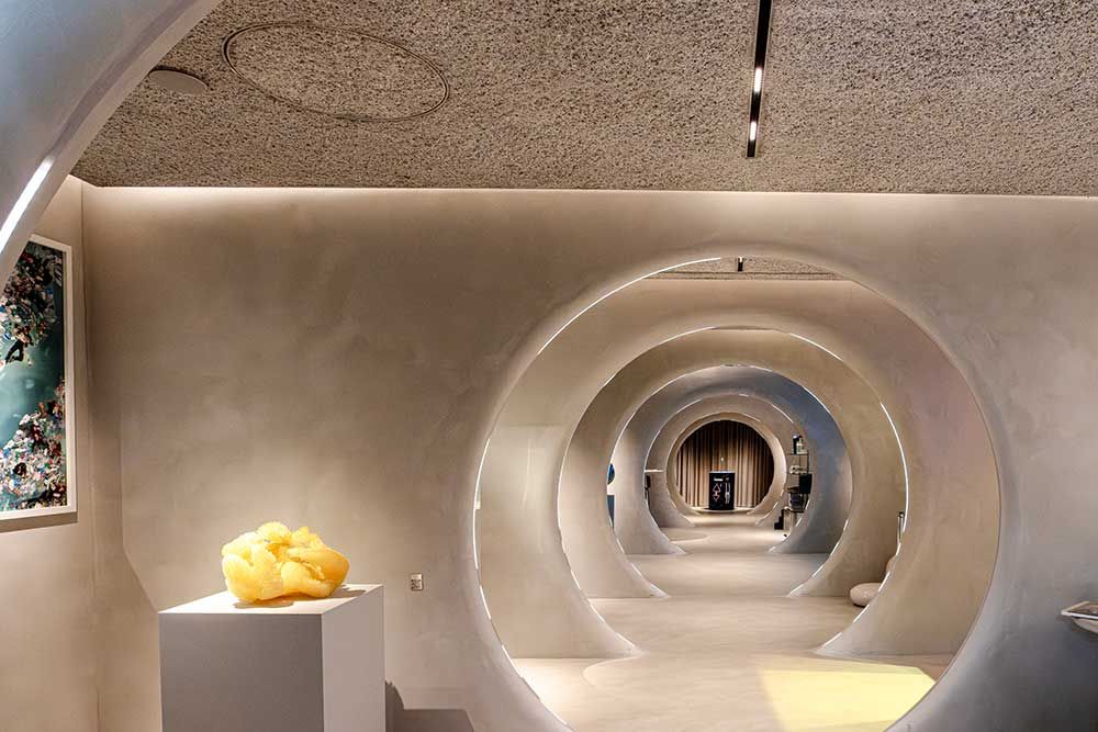 Contemporary art installation captured through architectural perspective and spatial rhythm.