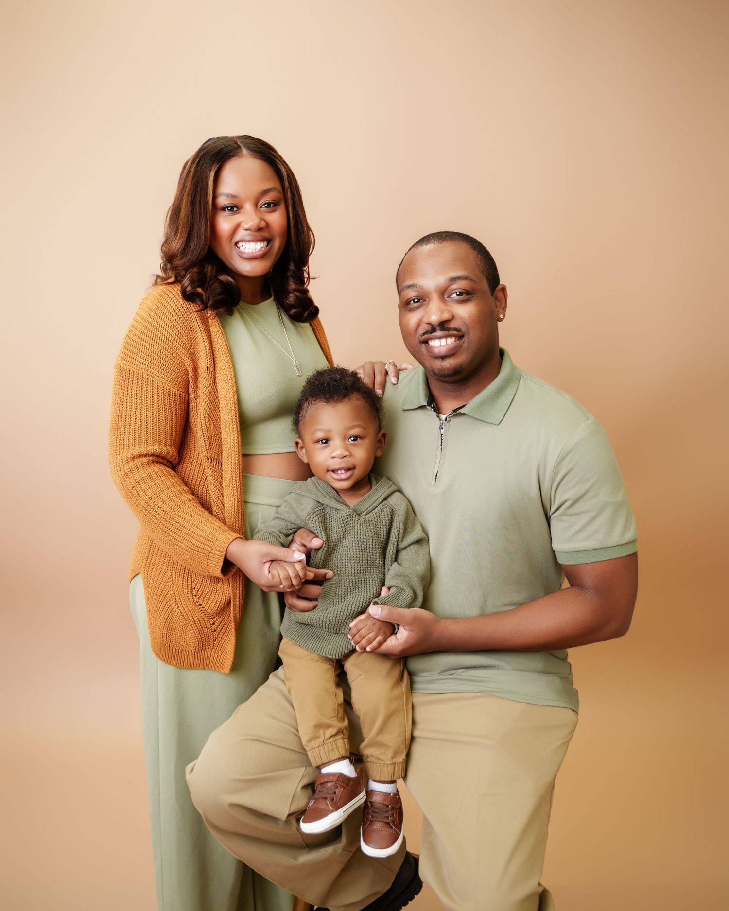 Metro Detroit family photographer capturing Family wearing coordinated green and tan outfits