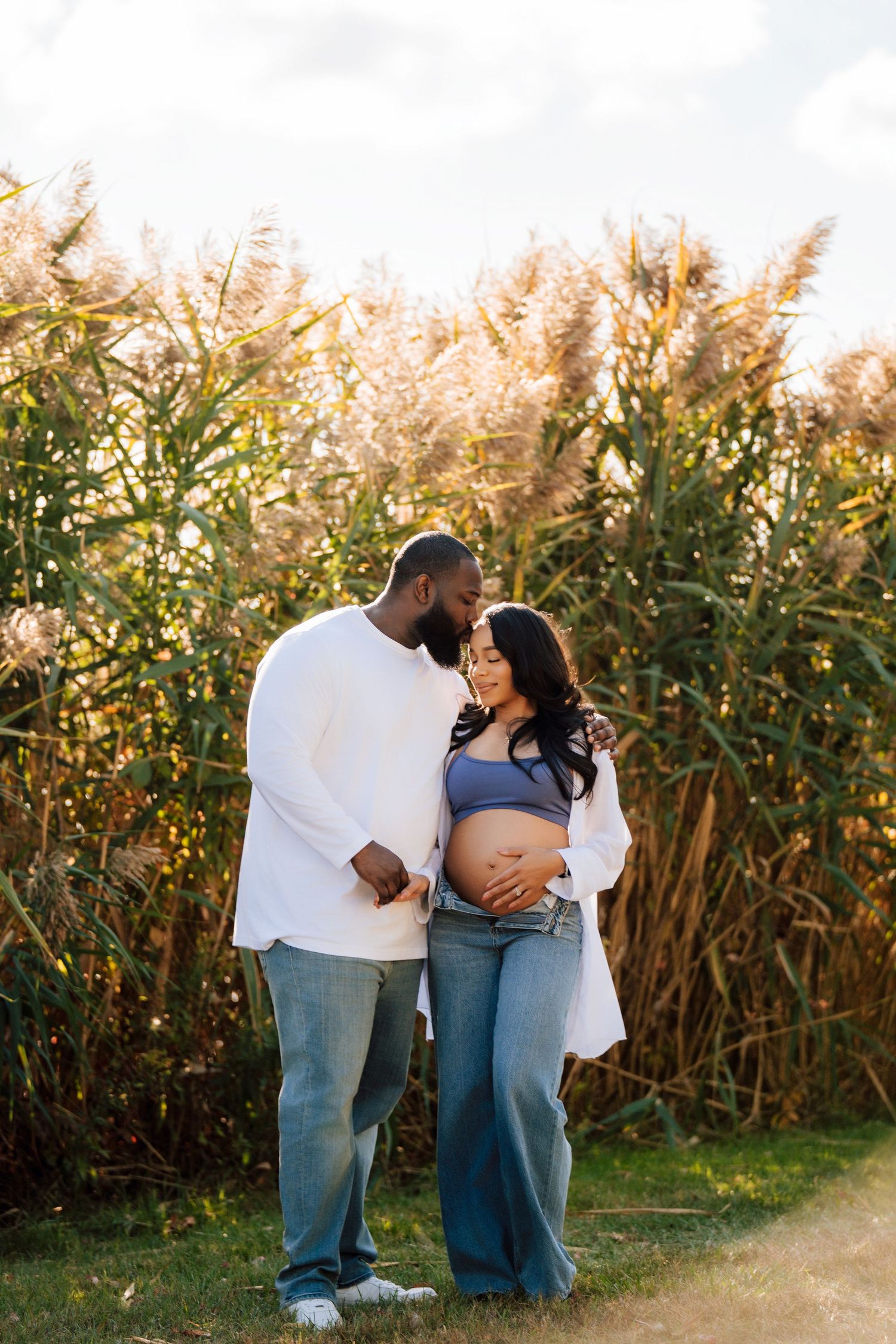 Metro Detroit maternity photographer capturing an expecting mother in at park