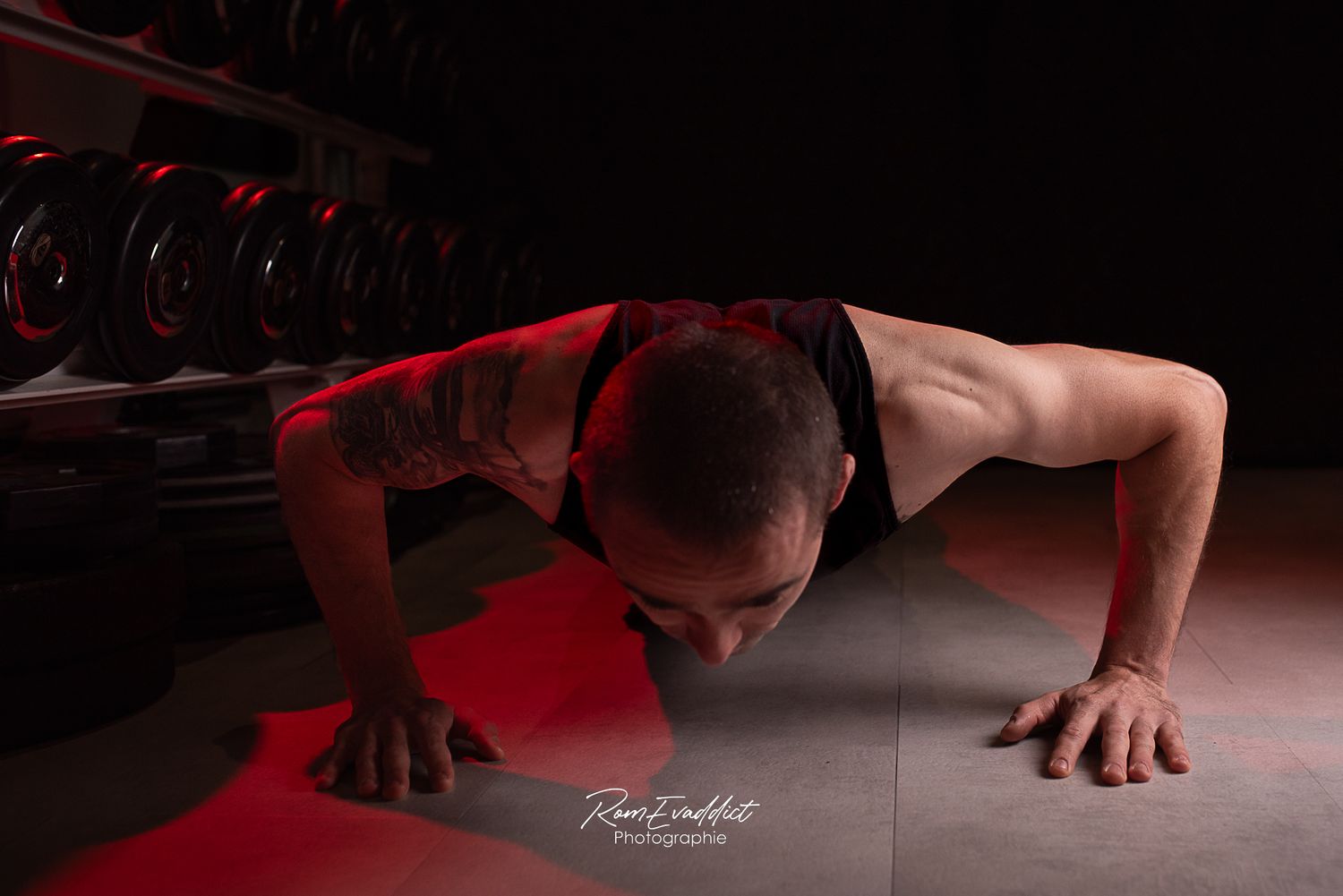 homme coach sportif torse nu épaule et torse tatoué short noir faisant des pompes au sol-portrait corporate entreprise