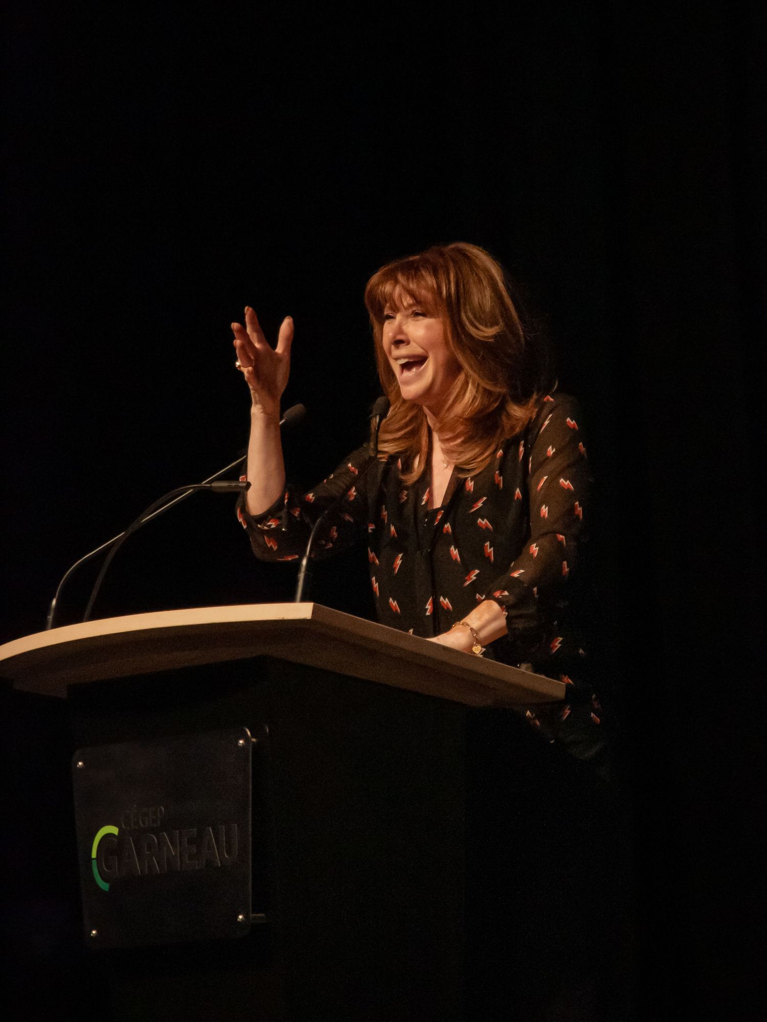 Portrait de Chantal Lacroix sur scène pendant une conférence à Québec, captée par BOLEA Photographe.