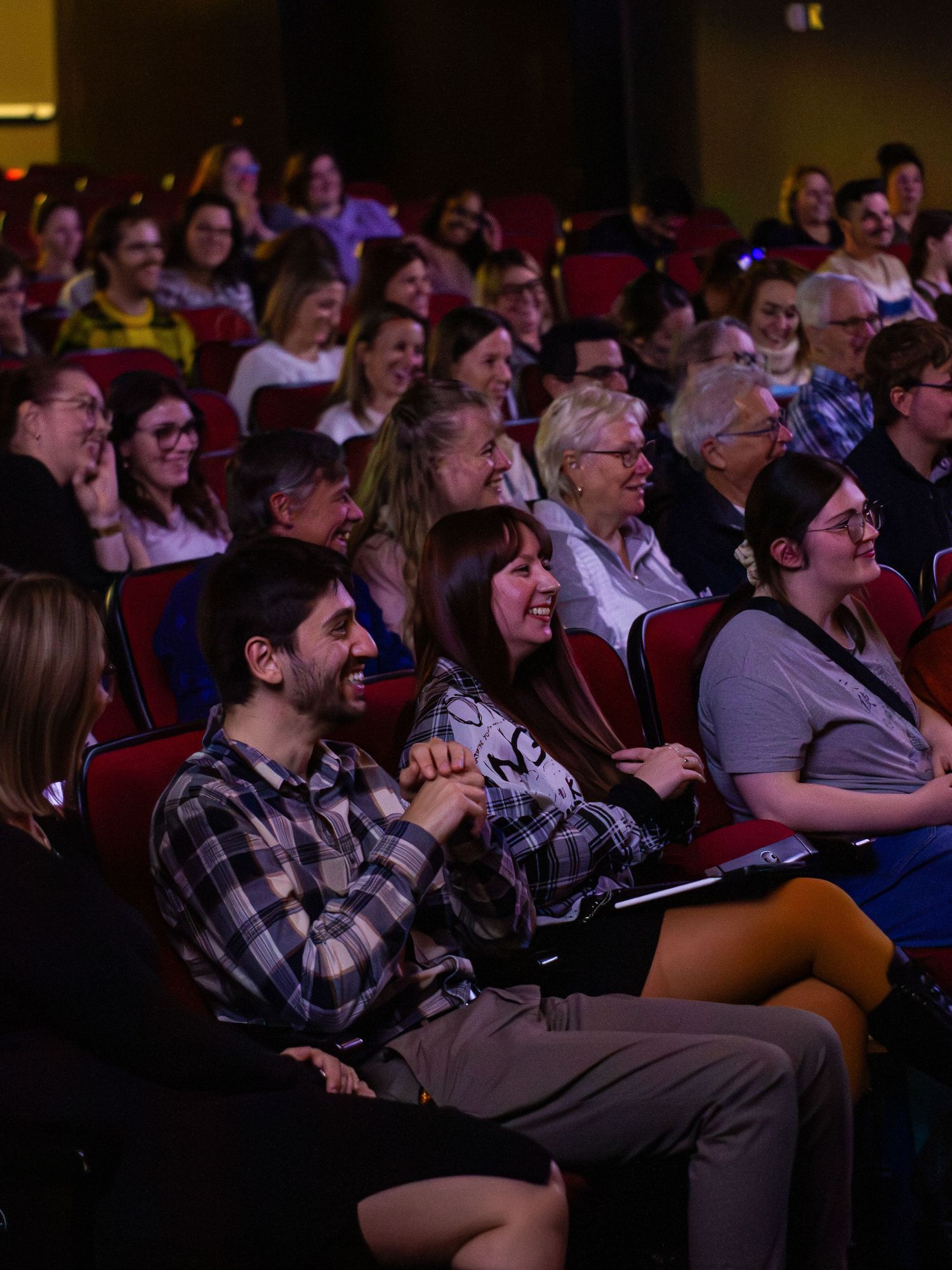 Photographie d'un public souriant pendant une conférence organisée à Québec.