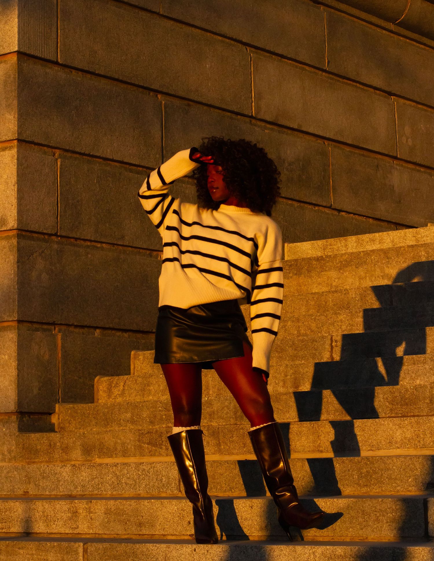 Photographie professionnelle d'une mannequin noire avec ambiance soirée au coucher du soleil à Québec.