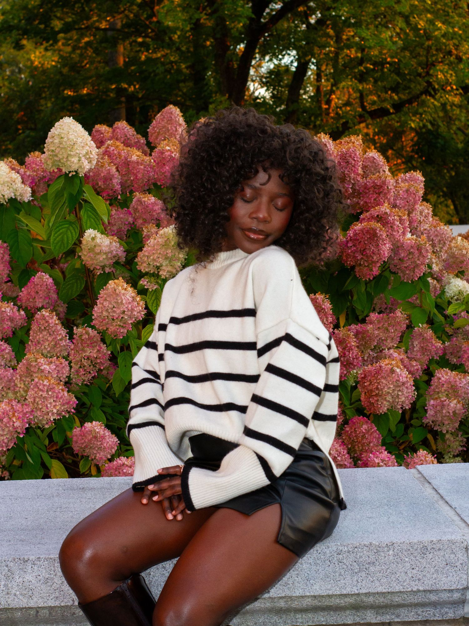 Photographie professionnelle d'une mannequin noire devant des fleurs à Québec.
