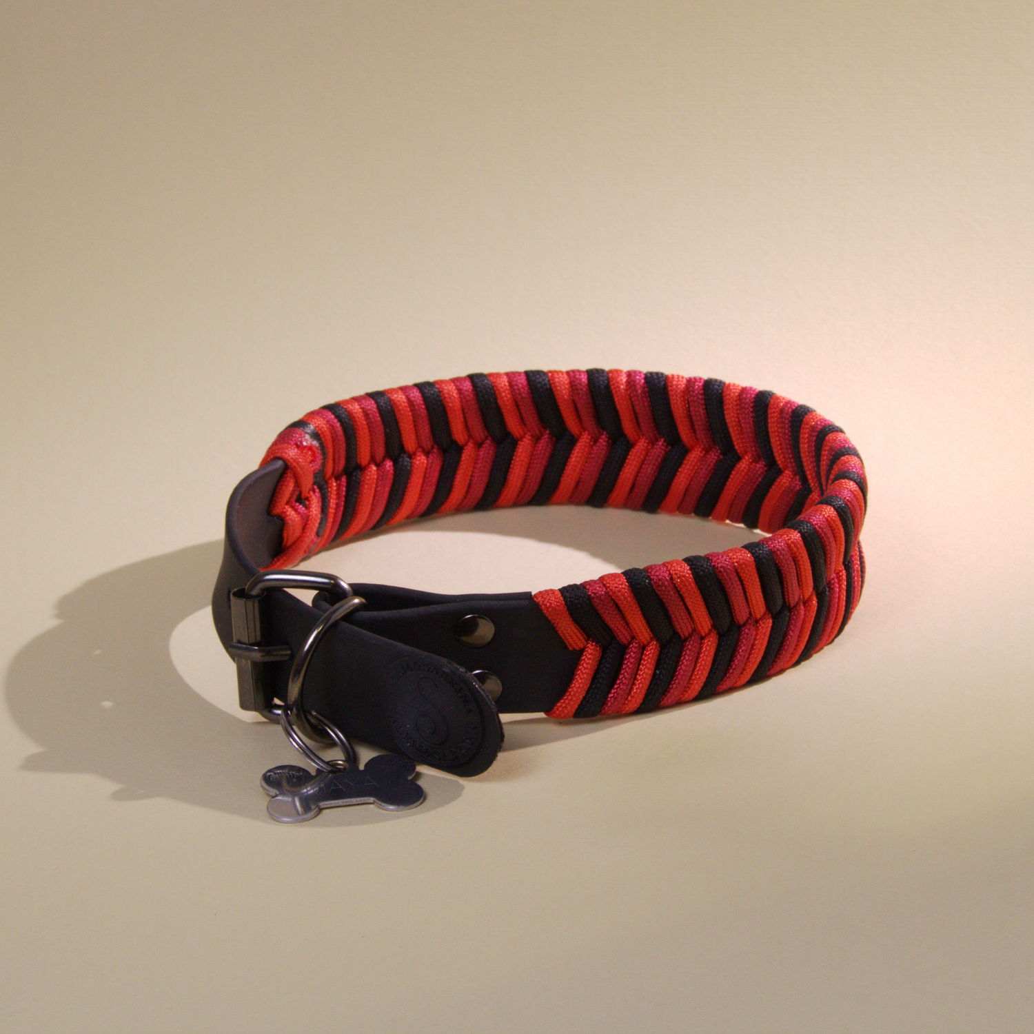 Photographie professionnelle commerciale, de produit, d'un collier rouge pour chien, fait à la main, de la marque Salem & Sabrina, à Québec.