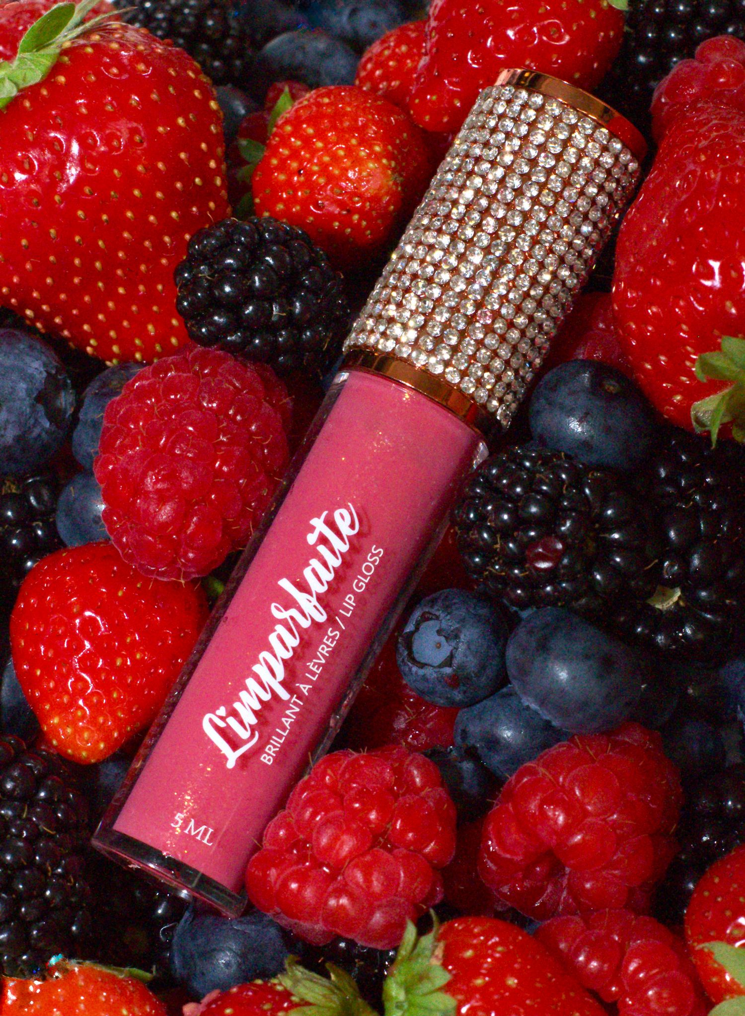 Photographie commerciale, de produit, d'un gloss pour les lèvre de la Boutique l'Imparfaite au Québec. Gloss à saveur de baies.