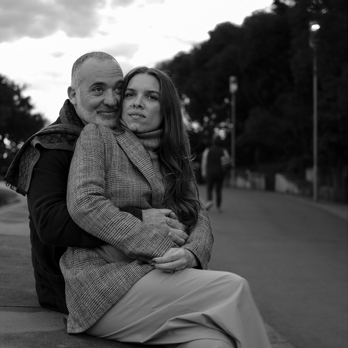 Black and white romantic photo of couple embracing at sunset near Sydney Harbour. Photo by Raymond Mather.