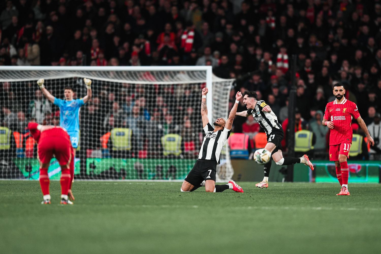 Newcastle United Celebrate winning the Carabao Cup at Wembley Stadium