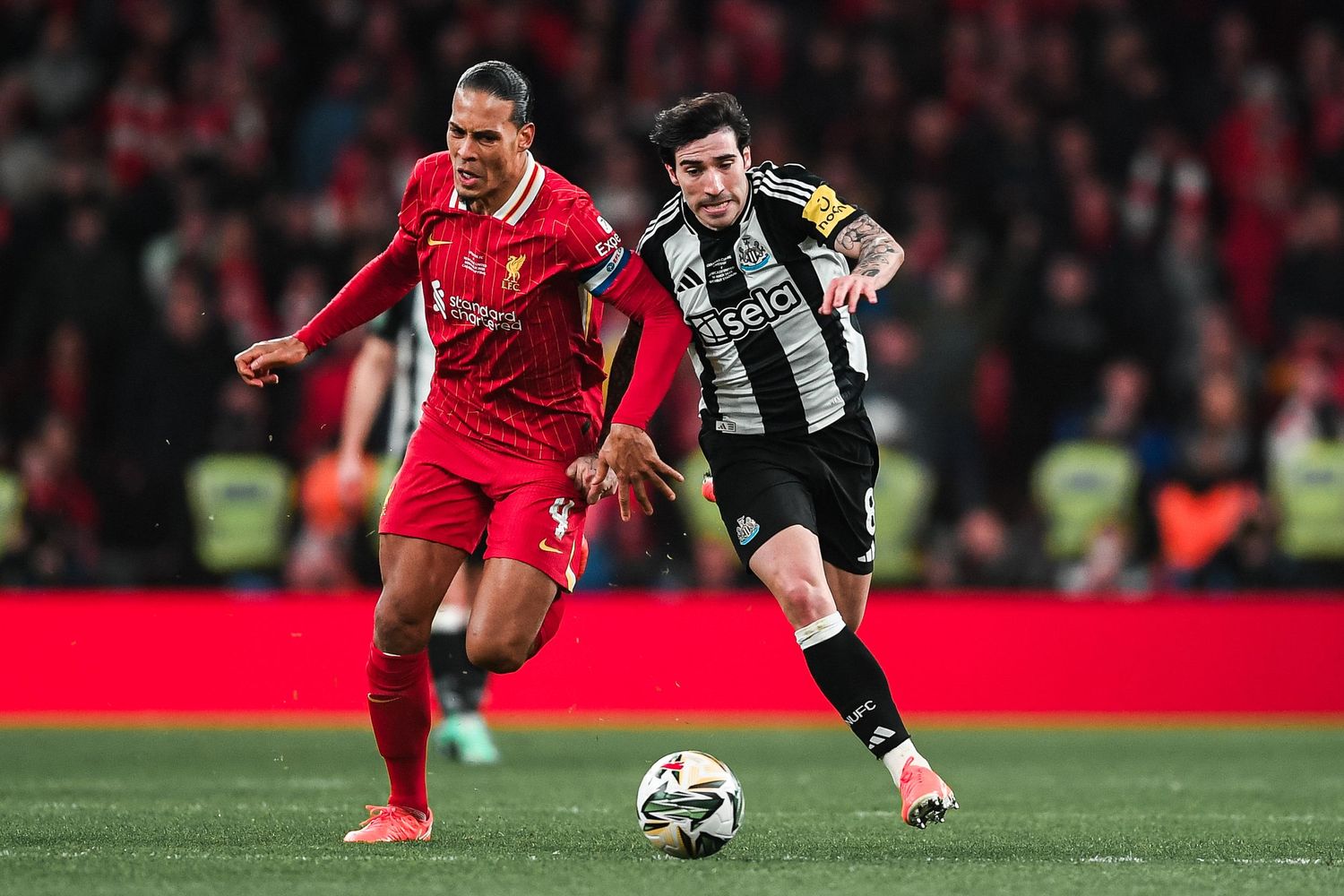 Sandro Tonali fights against Virgil Van Dijk at Wembley Stadium in the Carabao Cup Final