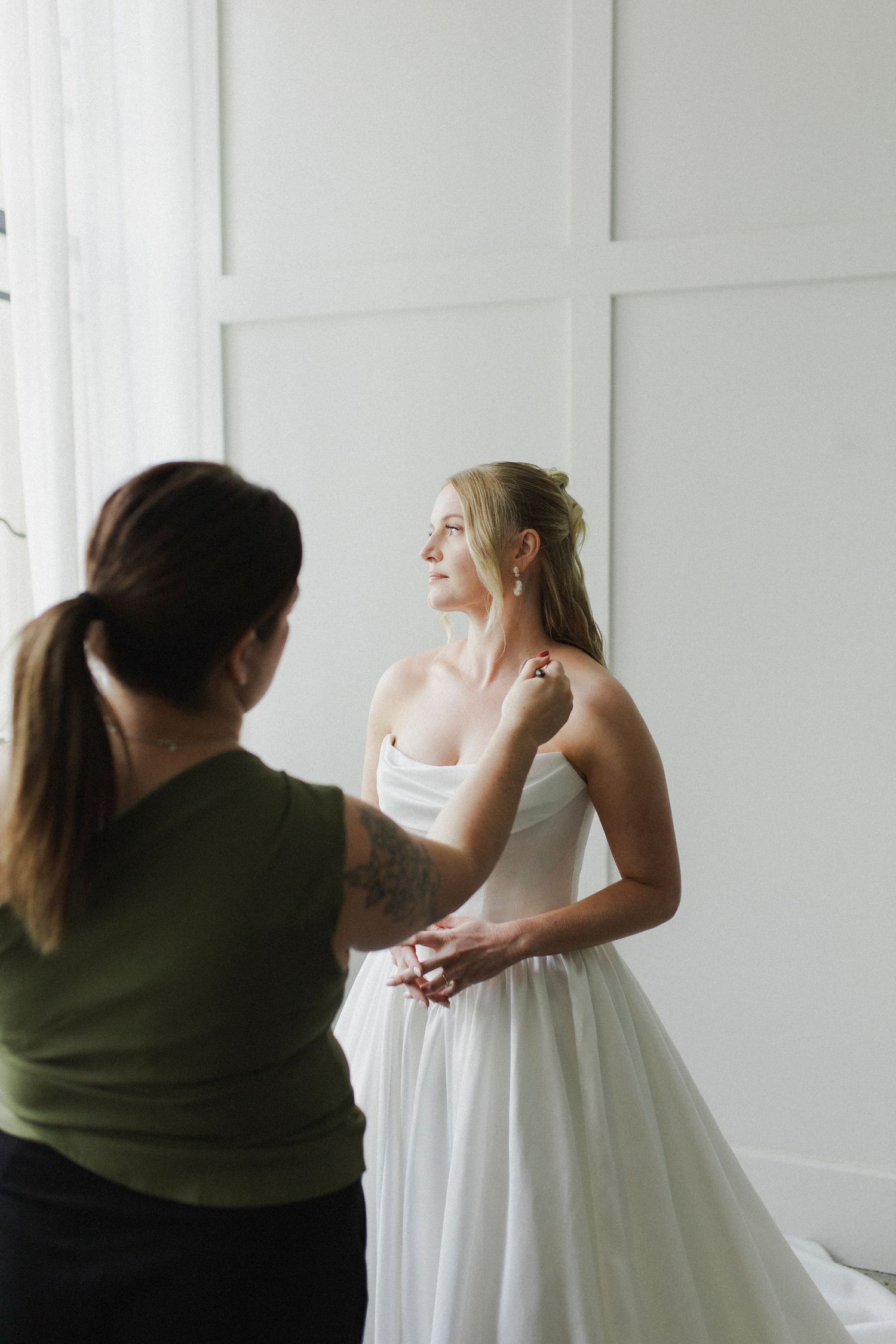 bride getting makeup touch up in hamilton wedding venue
