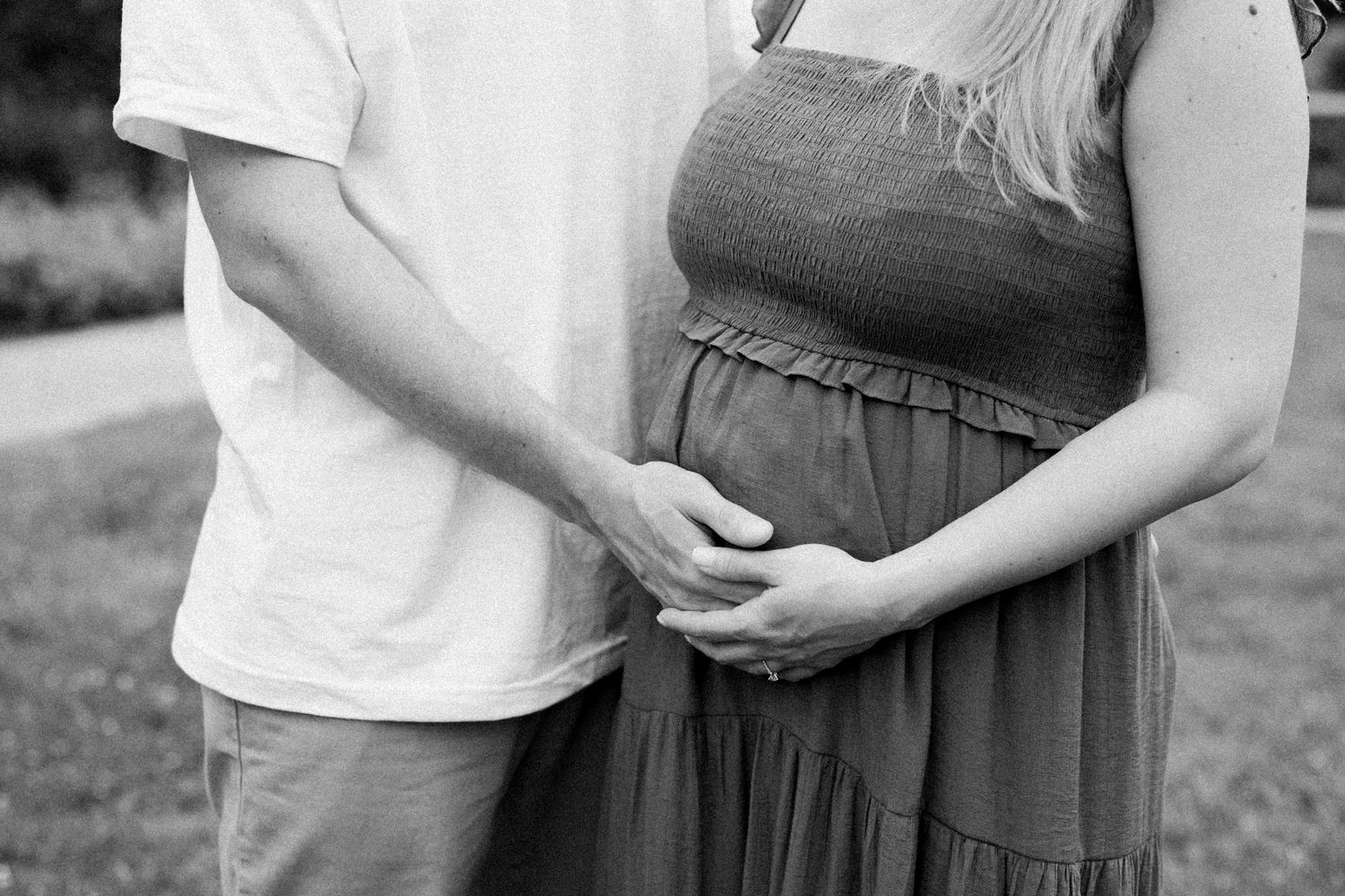 Intimate black and white photo series of a couple embracing in a garden.