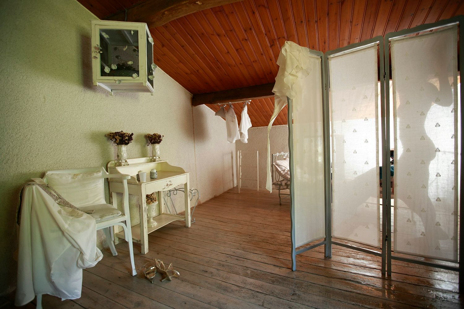 Bright and elegant bridal getting-ready room interior for a Quebec destination wedding
