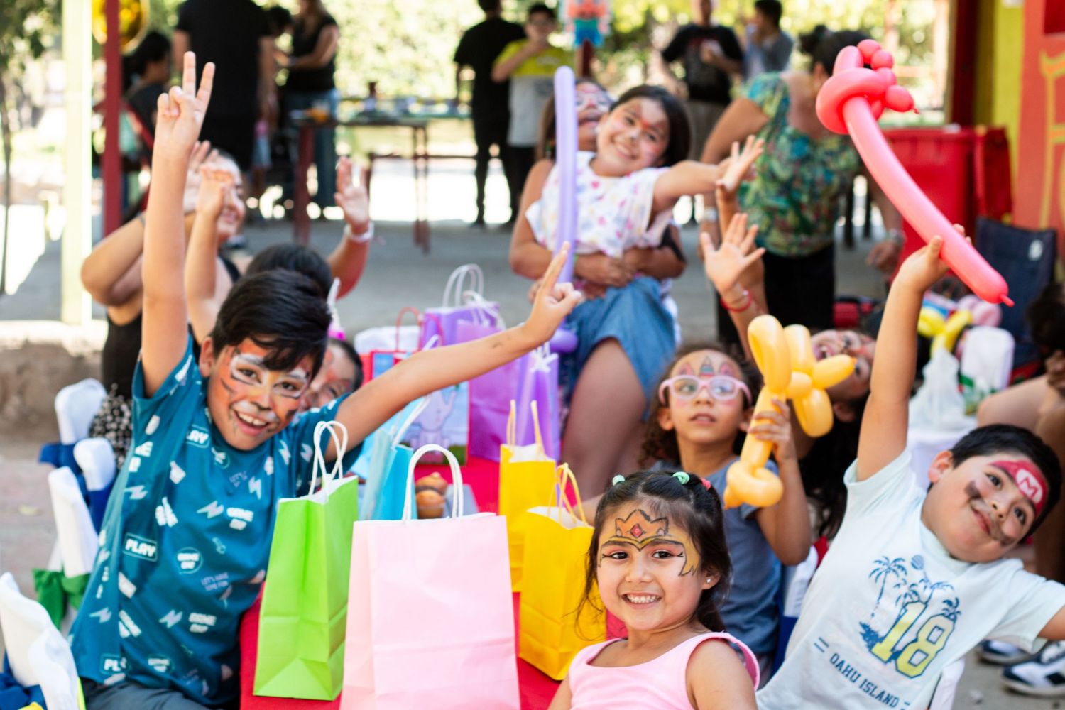 Celebraciones registradas con mucha delicadeza, buscando las imágenes reales. Viva el evento, y yo lo registro para siempre. SantiagoChile.