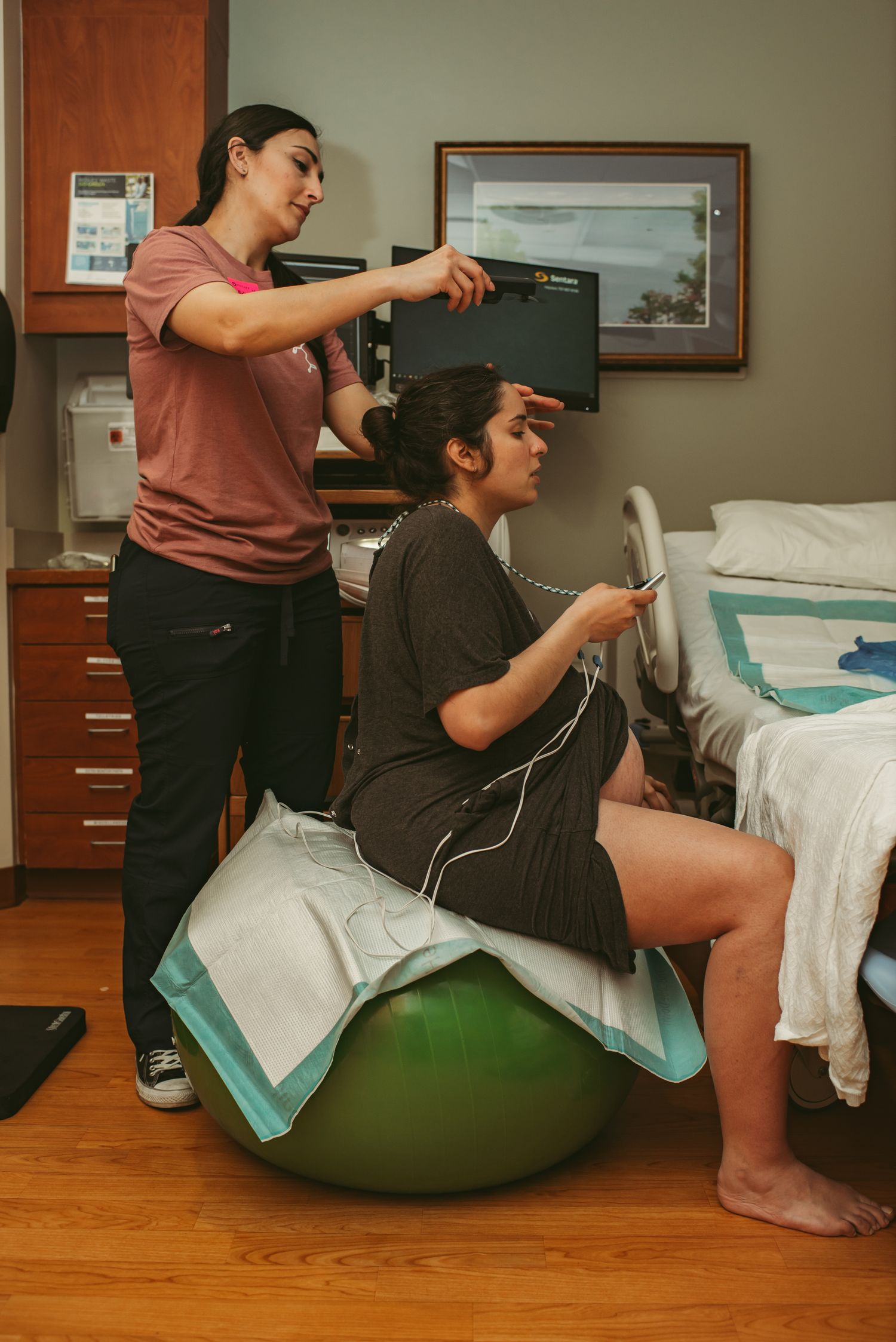 Local Virginia Doula supporting her client while she actively labors in the  Hampton Careplex Hospital.