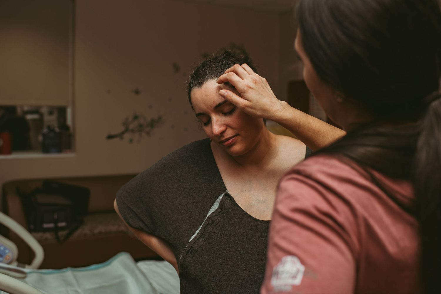 Doula helping her laboring client stay calm during contractions in a local Hampton hospital.