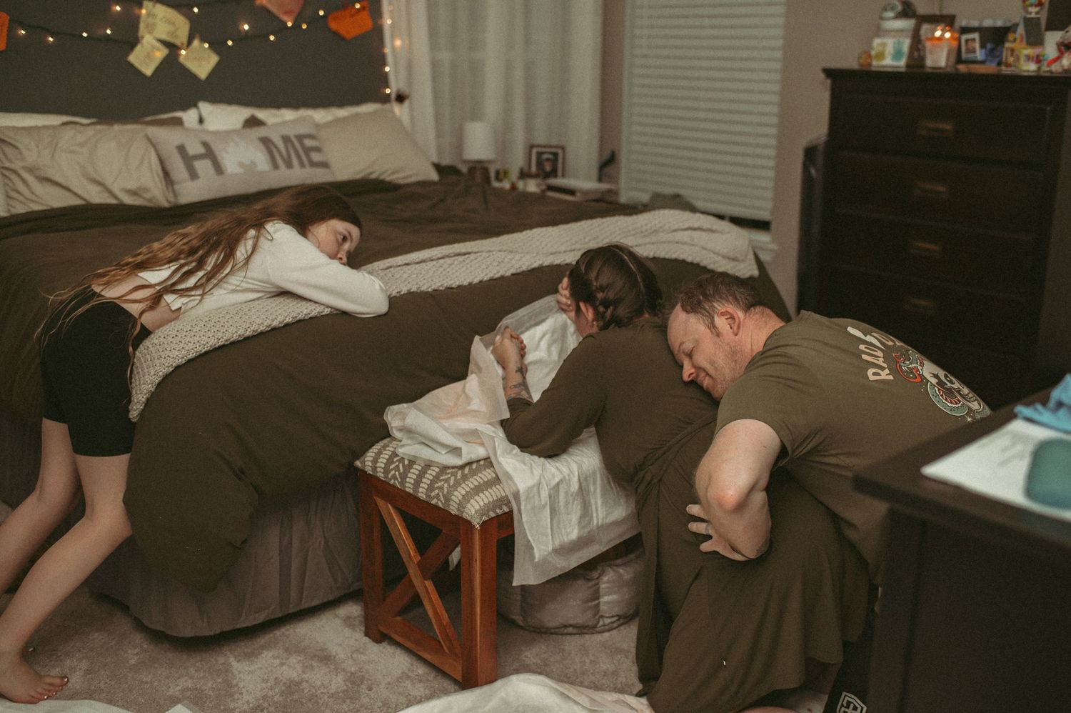 expecting family supporting laboring mom in Chesapeake, Virginia.