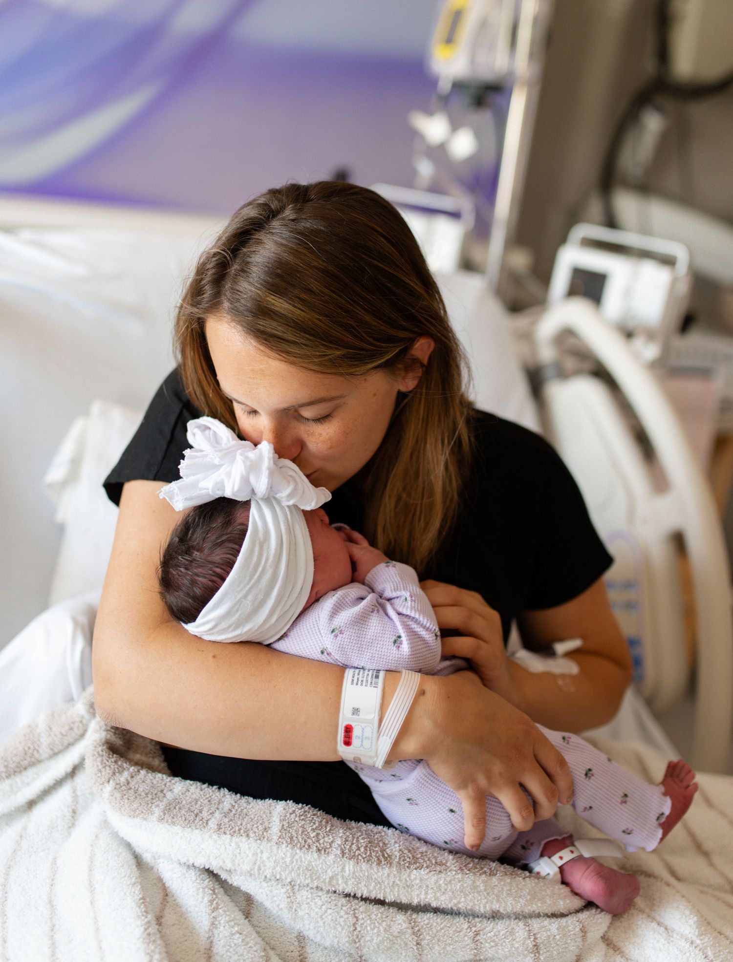 St. Louis Fresh 48 photographer capturing newborn hospital photos