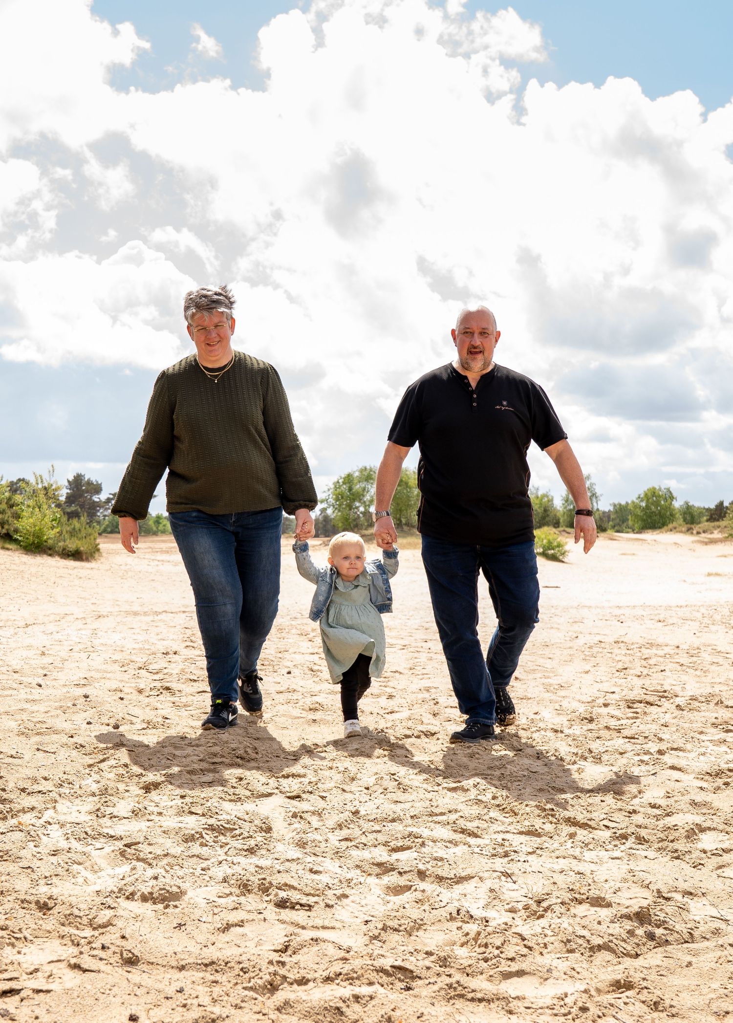 Samen met opa en oma op de zandvlakte lopen