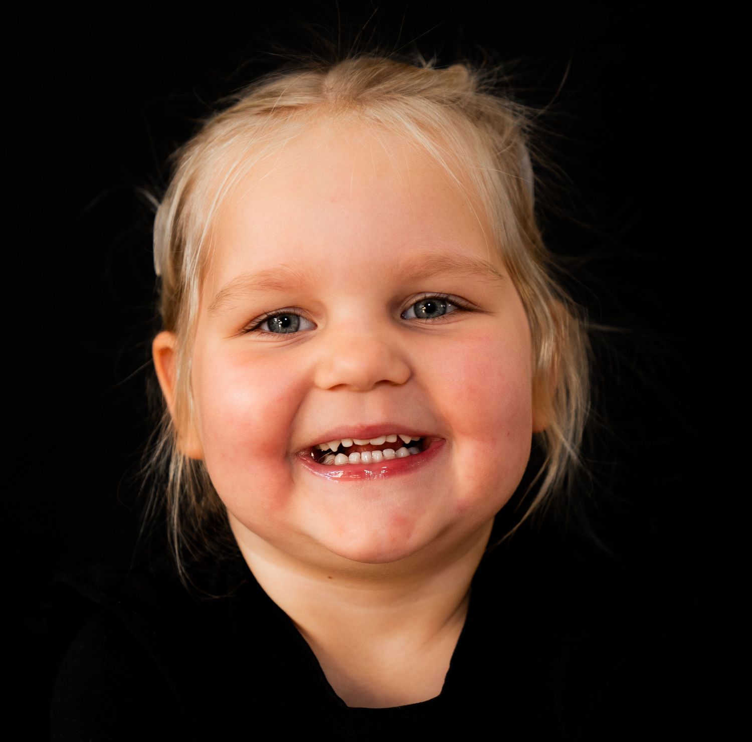 Portret foto fotokind kinderfoto zwarte achtergrond kleurfoto portretfotograaf foto van je kind aan de muur Portretjes meisjes