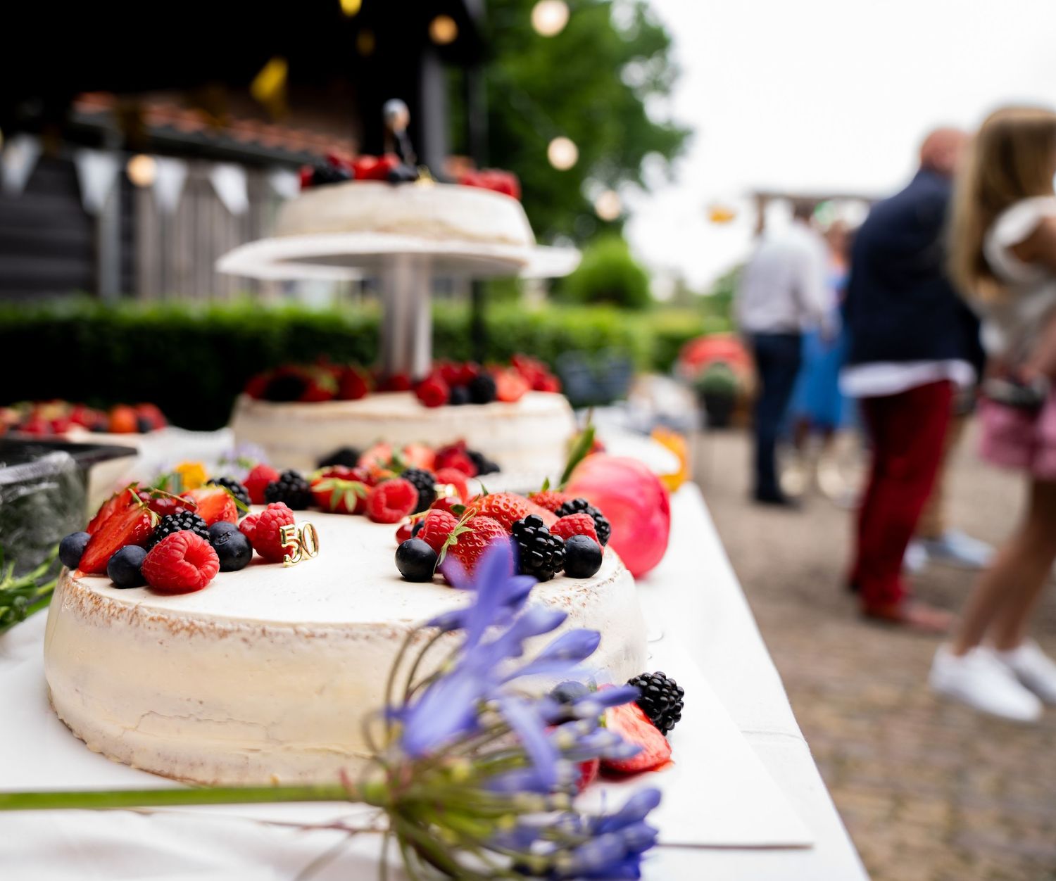 Feestelijk opgemaakte taarten met vers fruit tijdens een bruiloft of jubileumfeest.