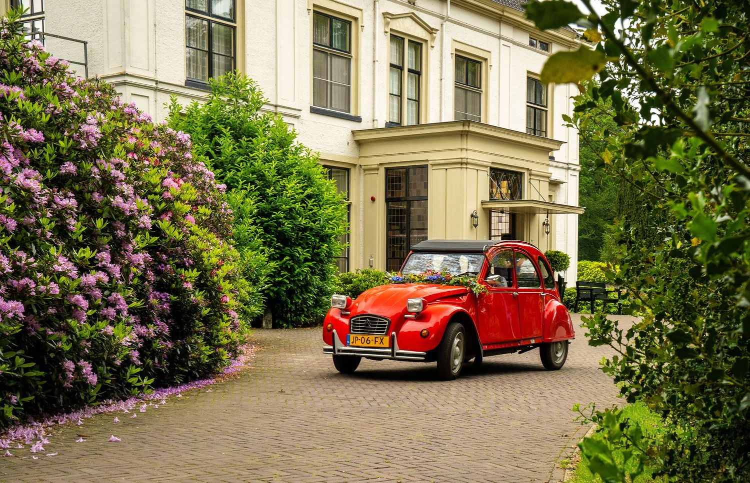 automoitve fotografie lelijke eend trouwauto ijsselsteijn Wezep trouwen bloemenzee oud pand rode auto oldtimer open dak