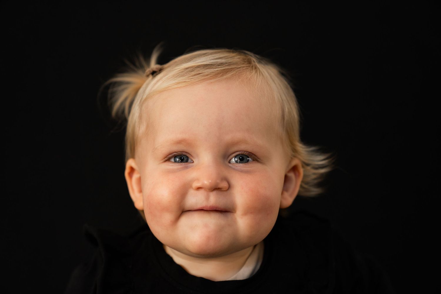 Portret foto fotokind kinderfoto zwarte achtergrond kleurfoto portretfotograaf foto van je kind aan de muur Portretjes meisjes