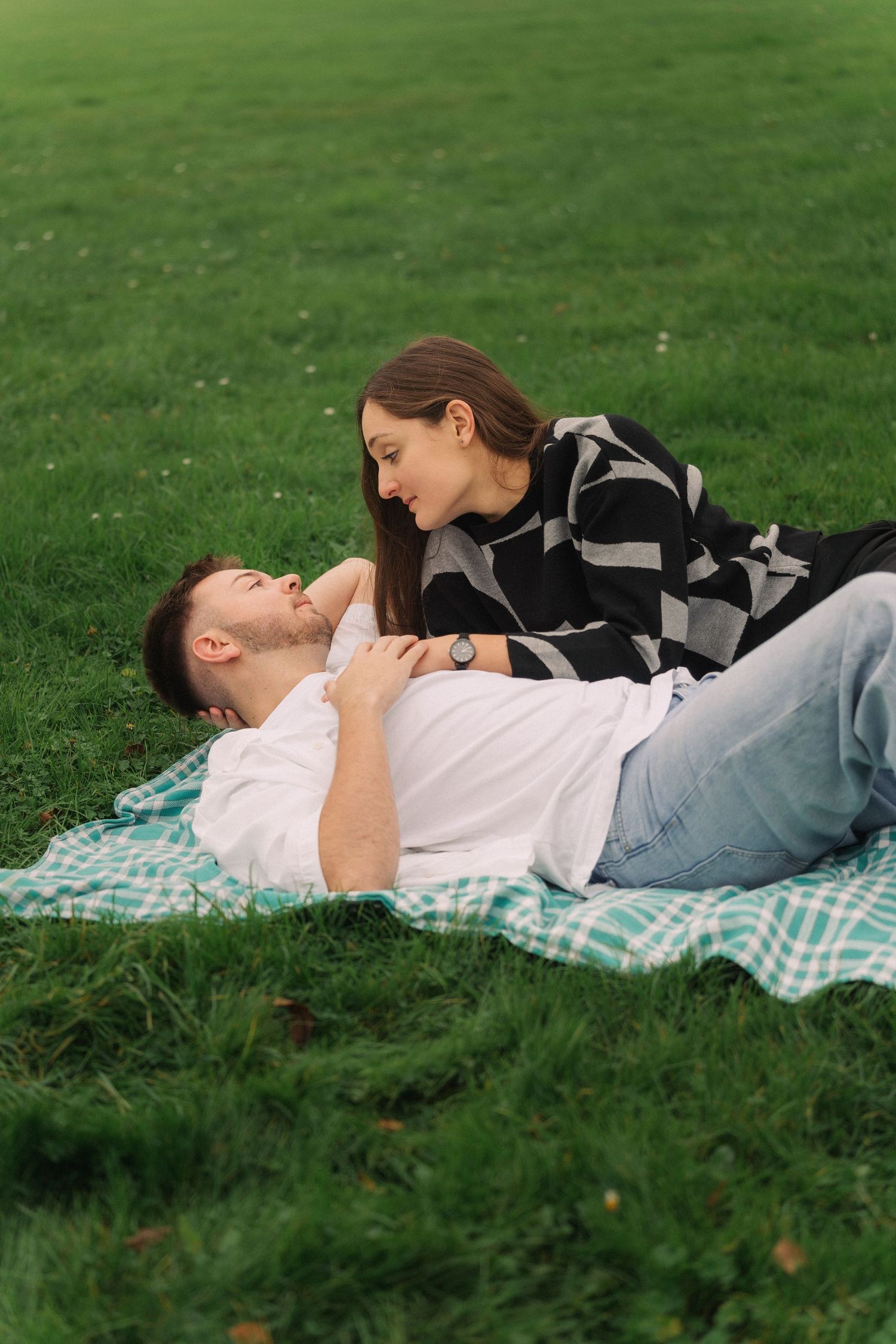 Photographie de couple réalisée dans une ambiance élégante et chaleureuse.