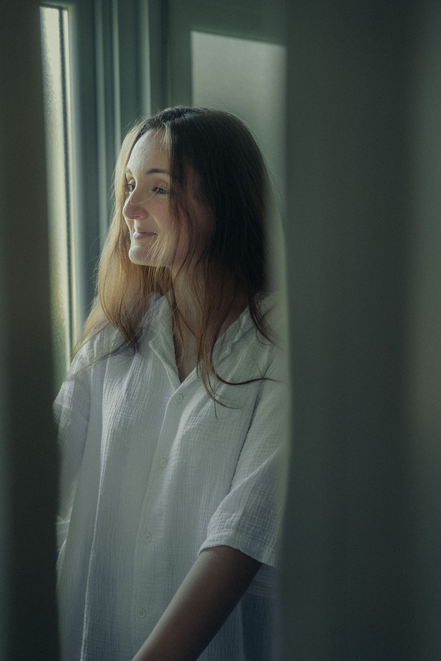 Séance portrait artistique mettant en lumière la confiance en soi et la beauté naturelle du modèle.