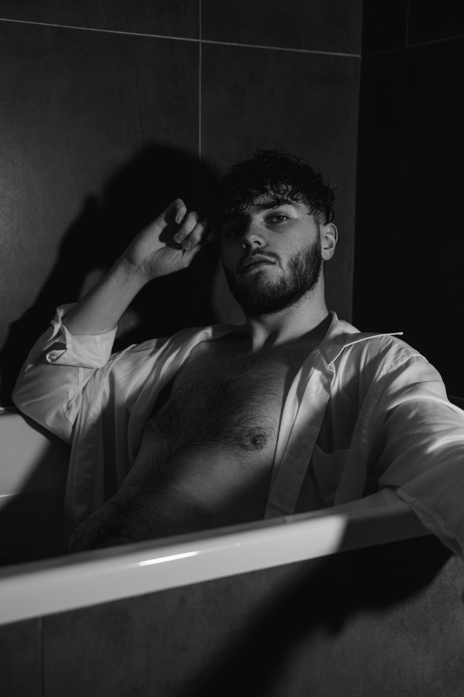 Portrait artistique d'un homme mettant en valeur son caractère, sa confiance et son authenticité.