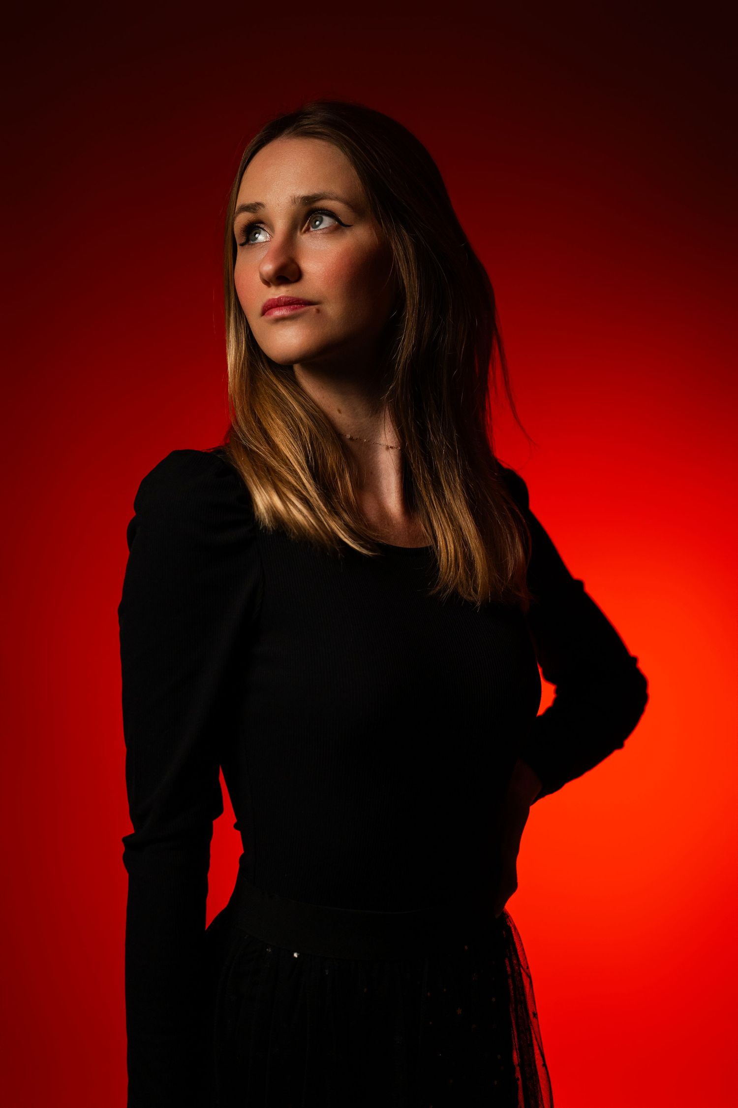Séance portrait avec une ambiance douce et élégante.